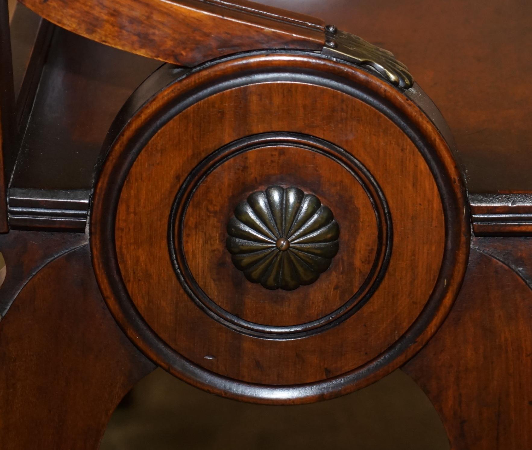 Antica panca da sala Jas Shoolbred con supporti in ottone e telaio in noce del 1890 circa in vendita 5