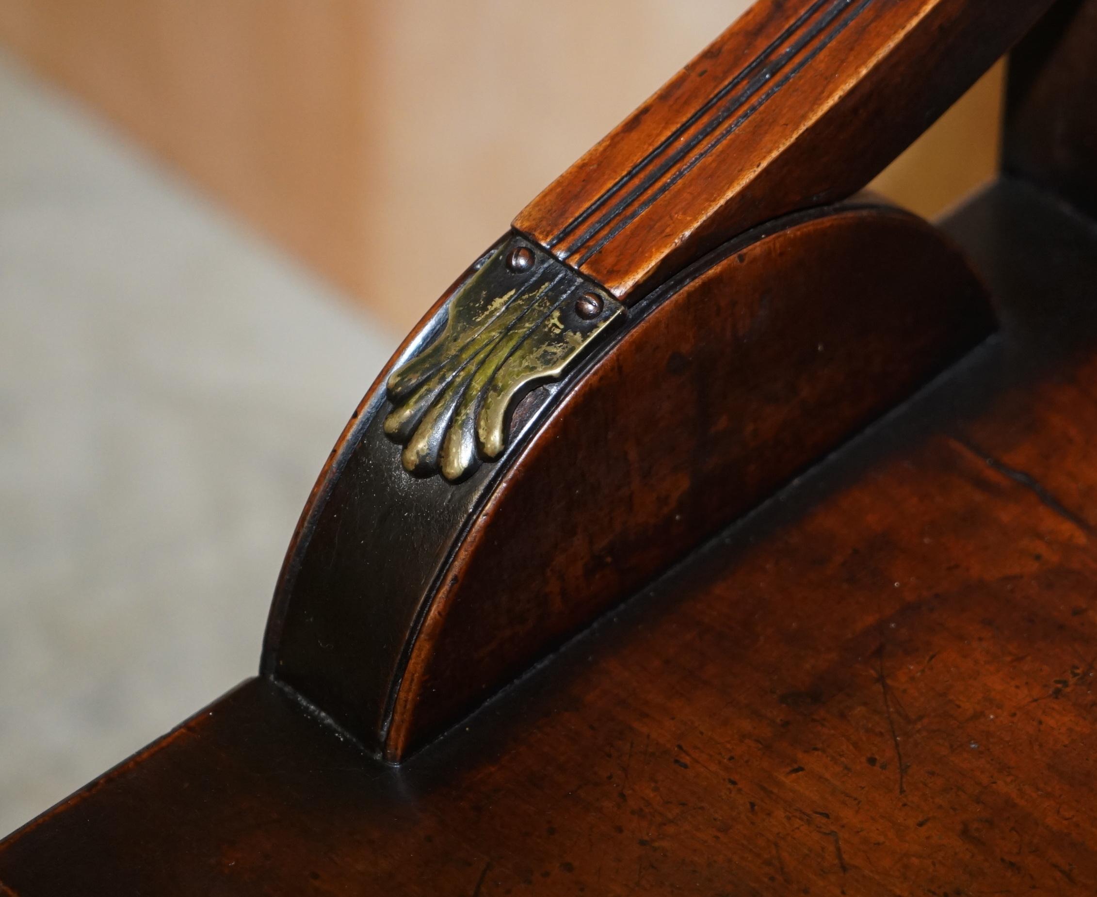 Fine XIX secolo Antica panca da sala Jas Shoolbred con supporti in ottone e telaio in noce del 1890 circa in vendita