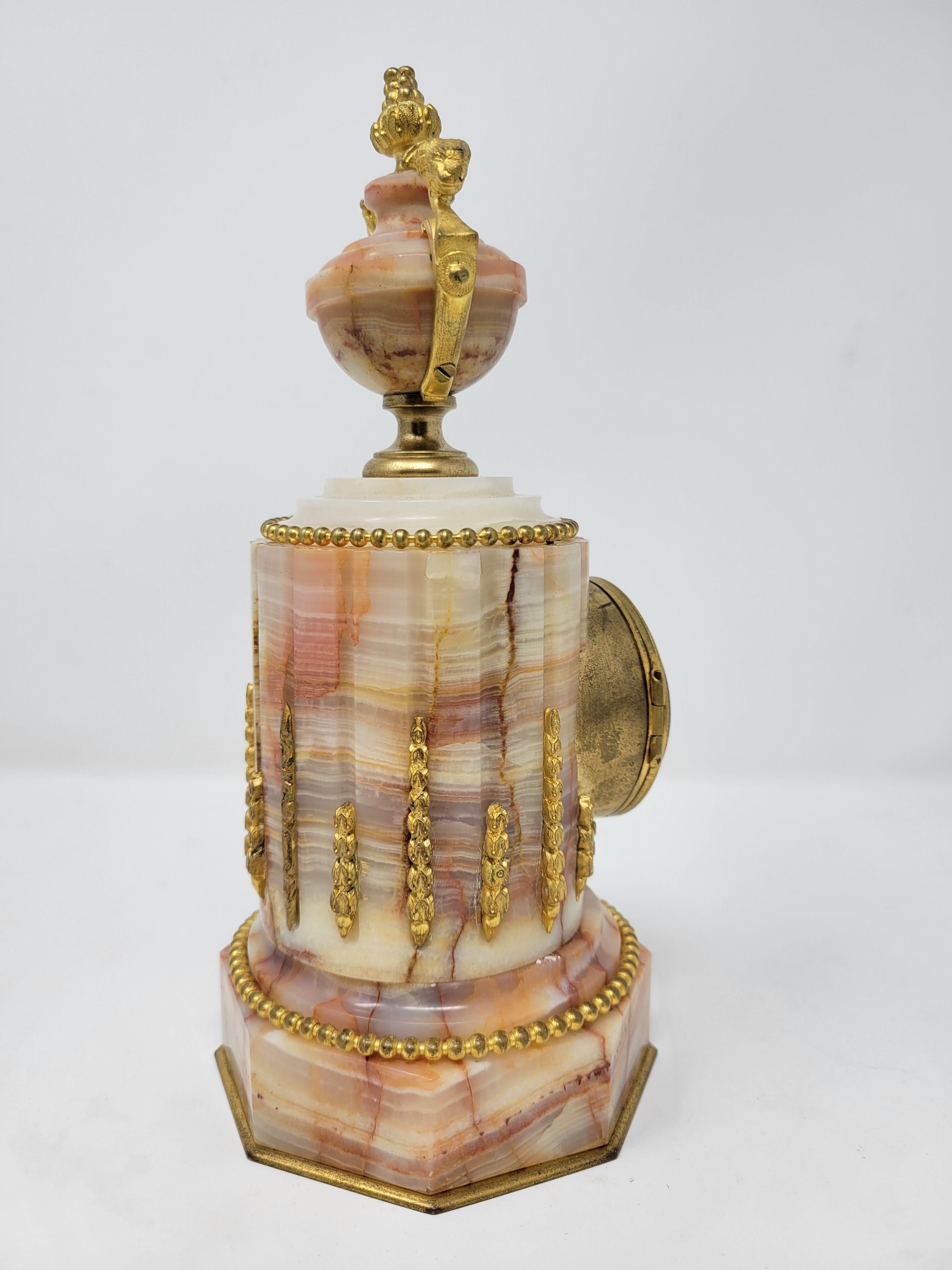 XIXe siècle Horloge colonne ancienne en jaspe et bronze doré en vente