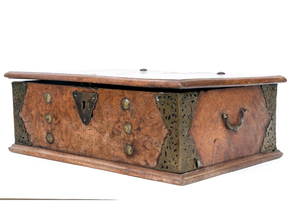 Boîte à documents ancienne en ronce de teck de l'Indonésie de Java, avec des pièces métalliques dans les coins, des goujons en laiton, des garnitures en bois, des poignées latérales et une plaque d'écusson en forme de bouclier avec une clé montée