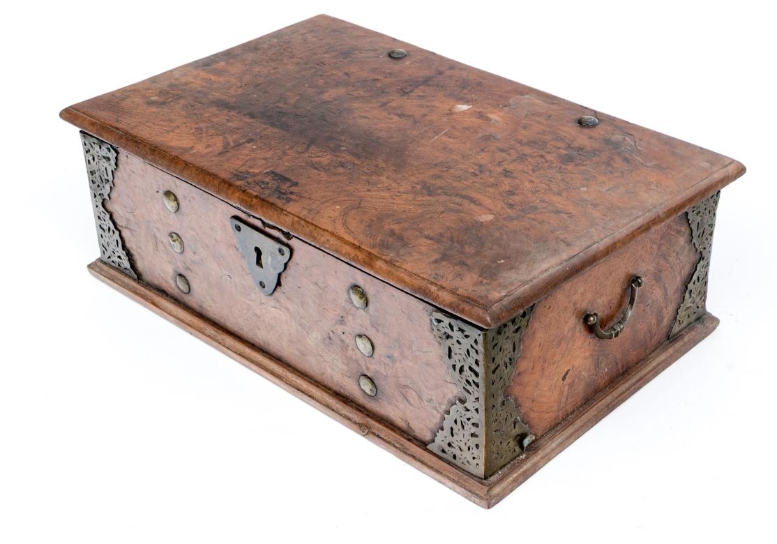 Campagne Ancienne boîte à documents en loupe de teck de Java Indonésie Circa Fin 19ème - 20ème siècle en vente