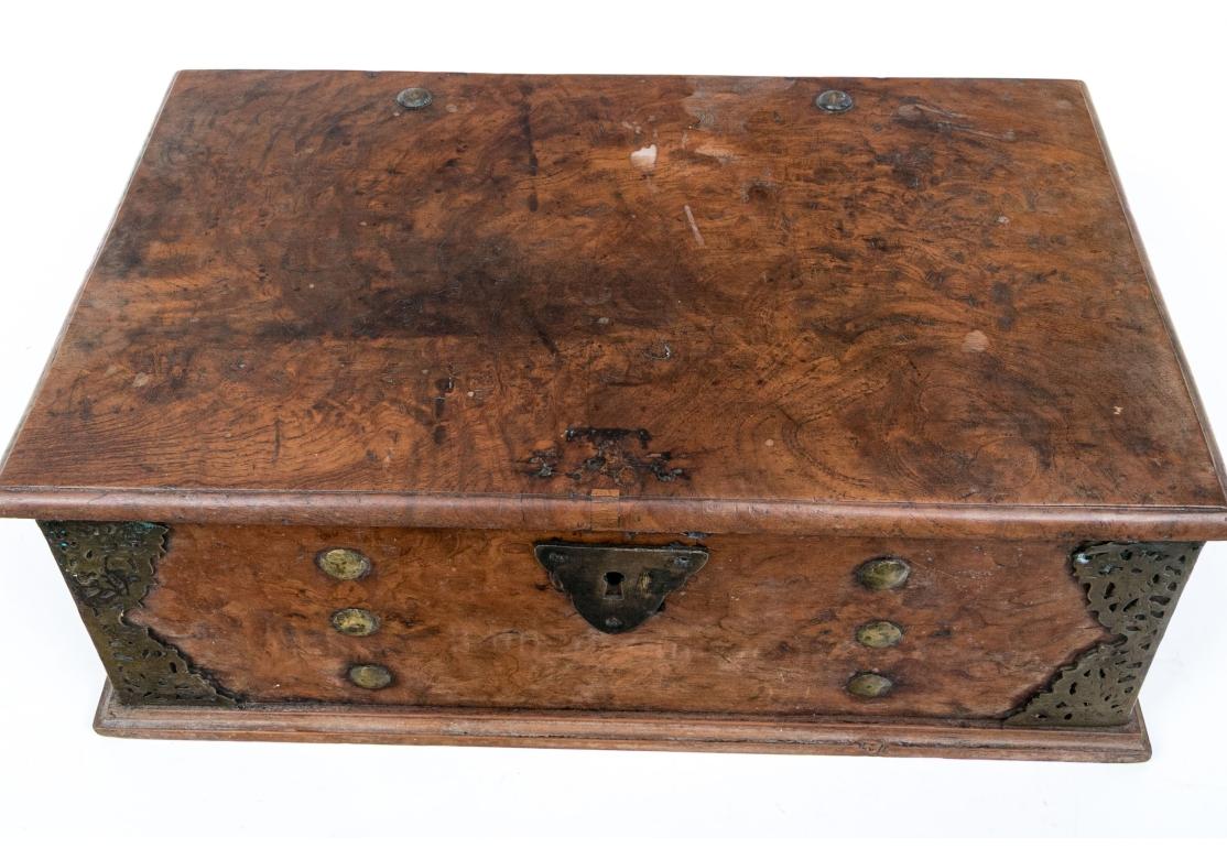 Indonésien Ancienne boîte à documents en loupe de teck de Java Indonésie Circa Fin 19ème - 20ème siècle en vente