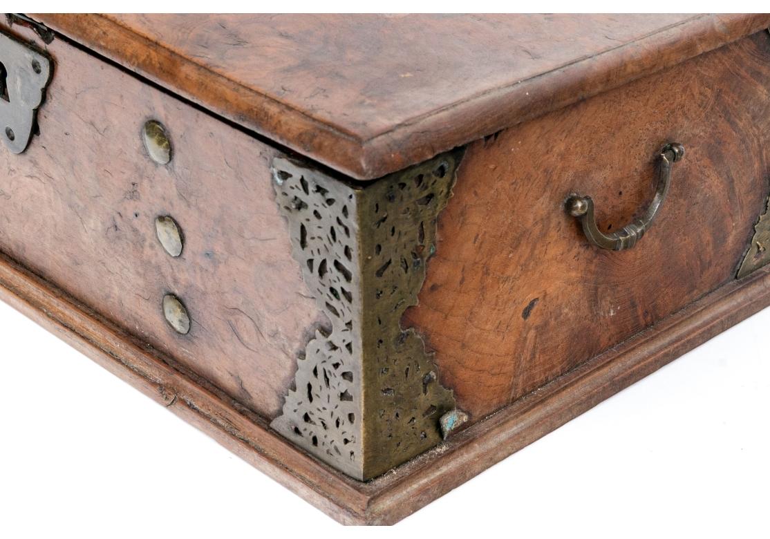 Ancienne boîte à documents en loupe de teck de Java Indonésie Circa Fin 19ème - 20ème siècle Abîmé - En vente à Bridgeport, CT