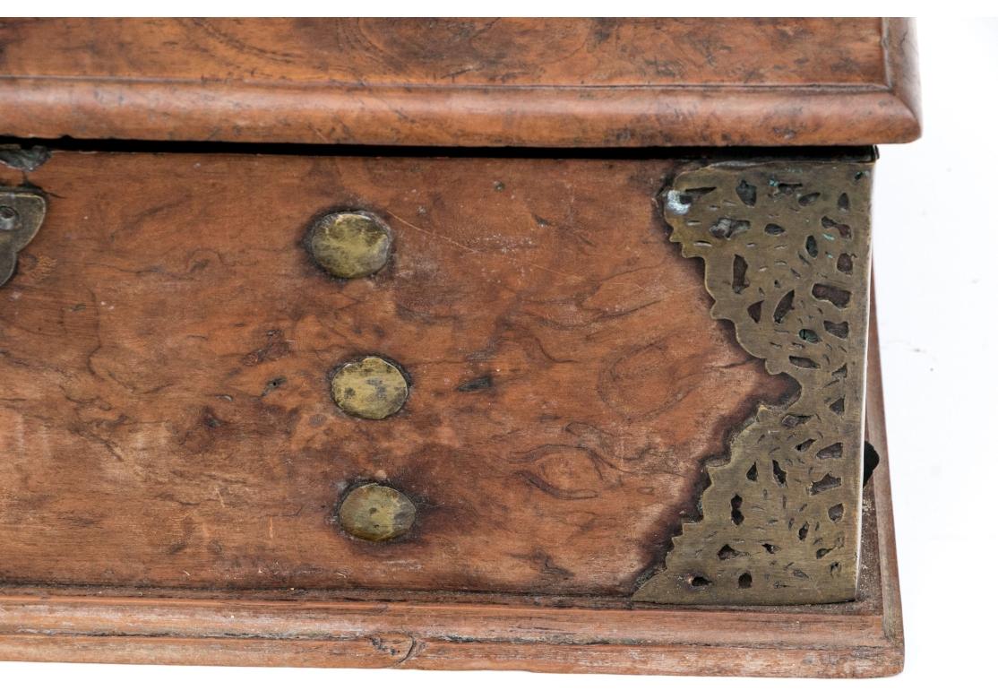 Métal Ancienne boîte à documents en loupe de teck de Java Indonésie Circa Fin 19ème - 20ème siècle en vente