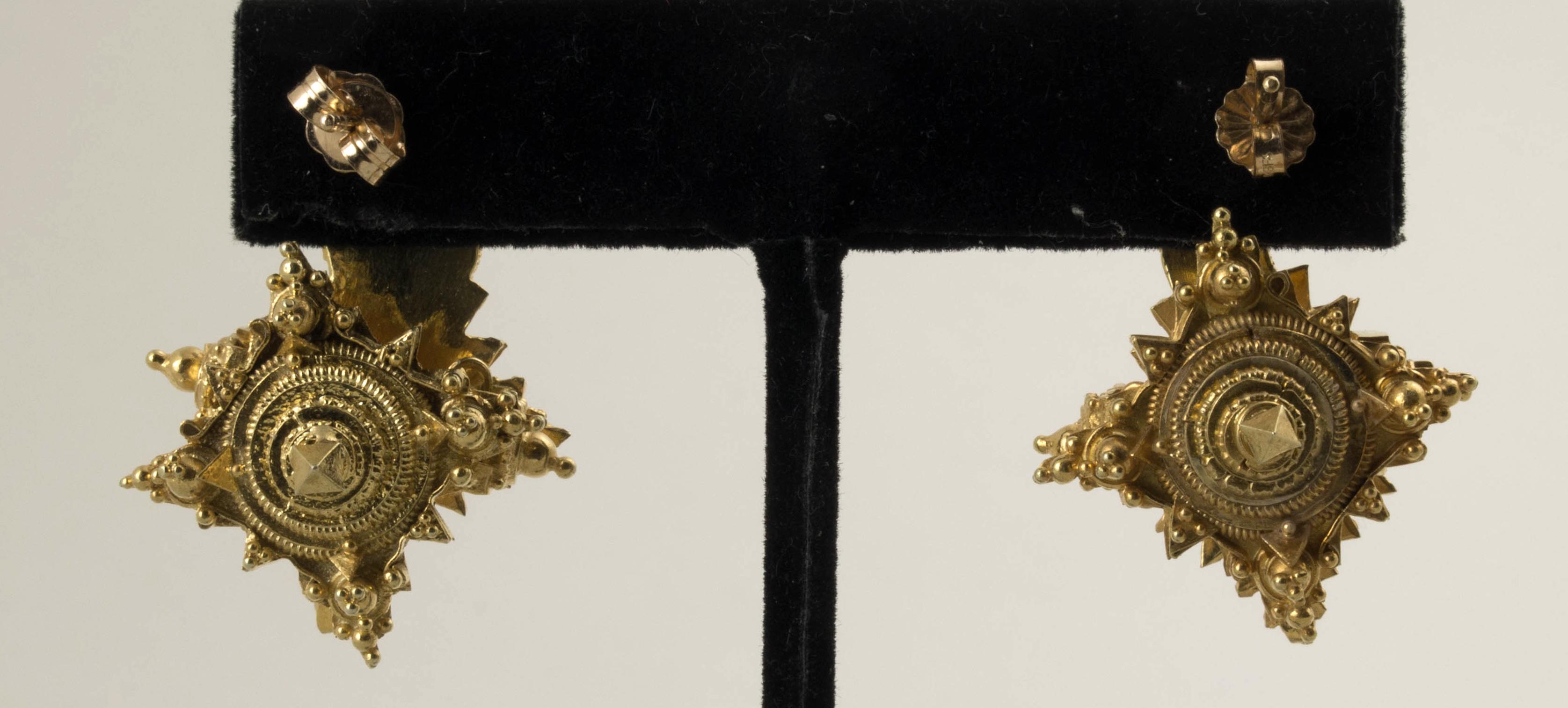 Antique Javanese 22k Gold Conch Shaped Earrings, 10th-15th Century, Indonesia For Sale 4
