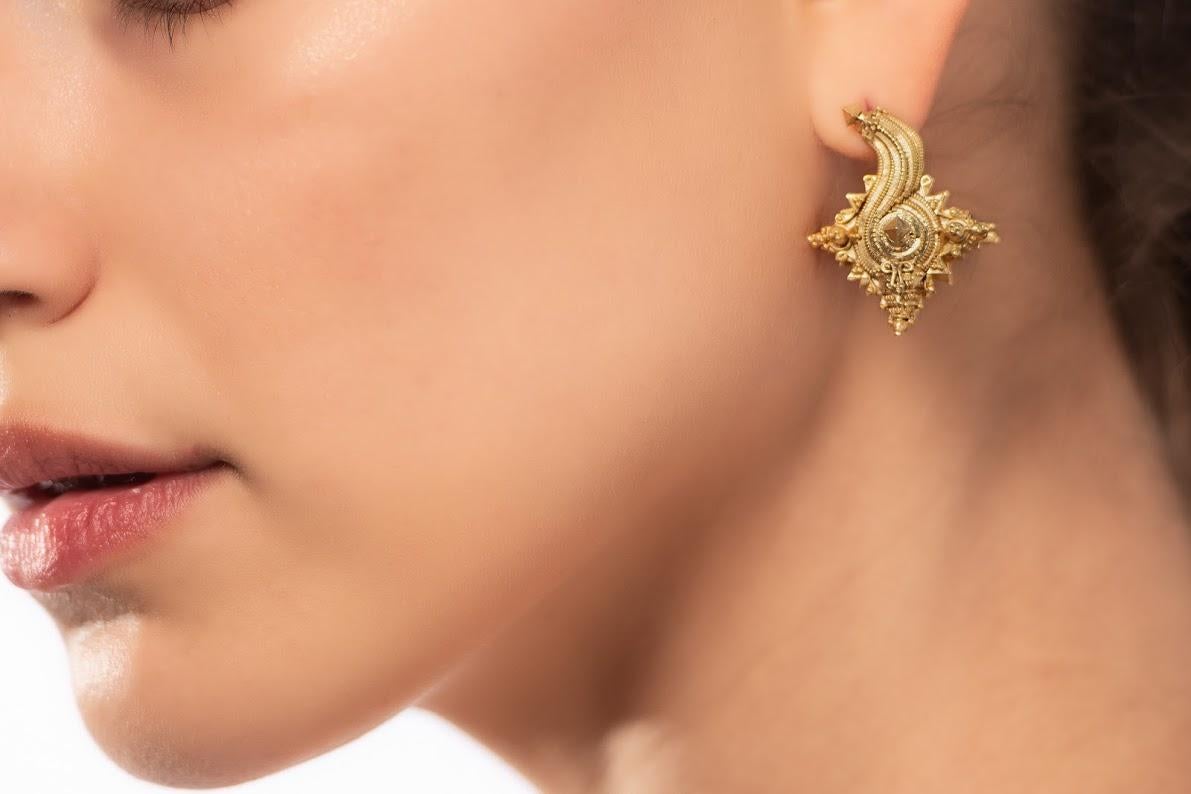 Ein schönes und bemerkenswertes Paar javanischer Ohrringe aus hochkarätigem Gold (22k+) in Form einer Muschel, 12. bis 15. Jahrhundert, Java, Indonesien.

Die indonesischen Goldohrringe sind aus 22-karätigem Gold gegossen und mit feiner Filigranität