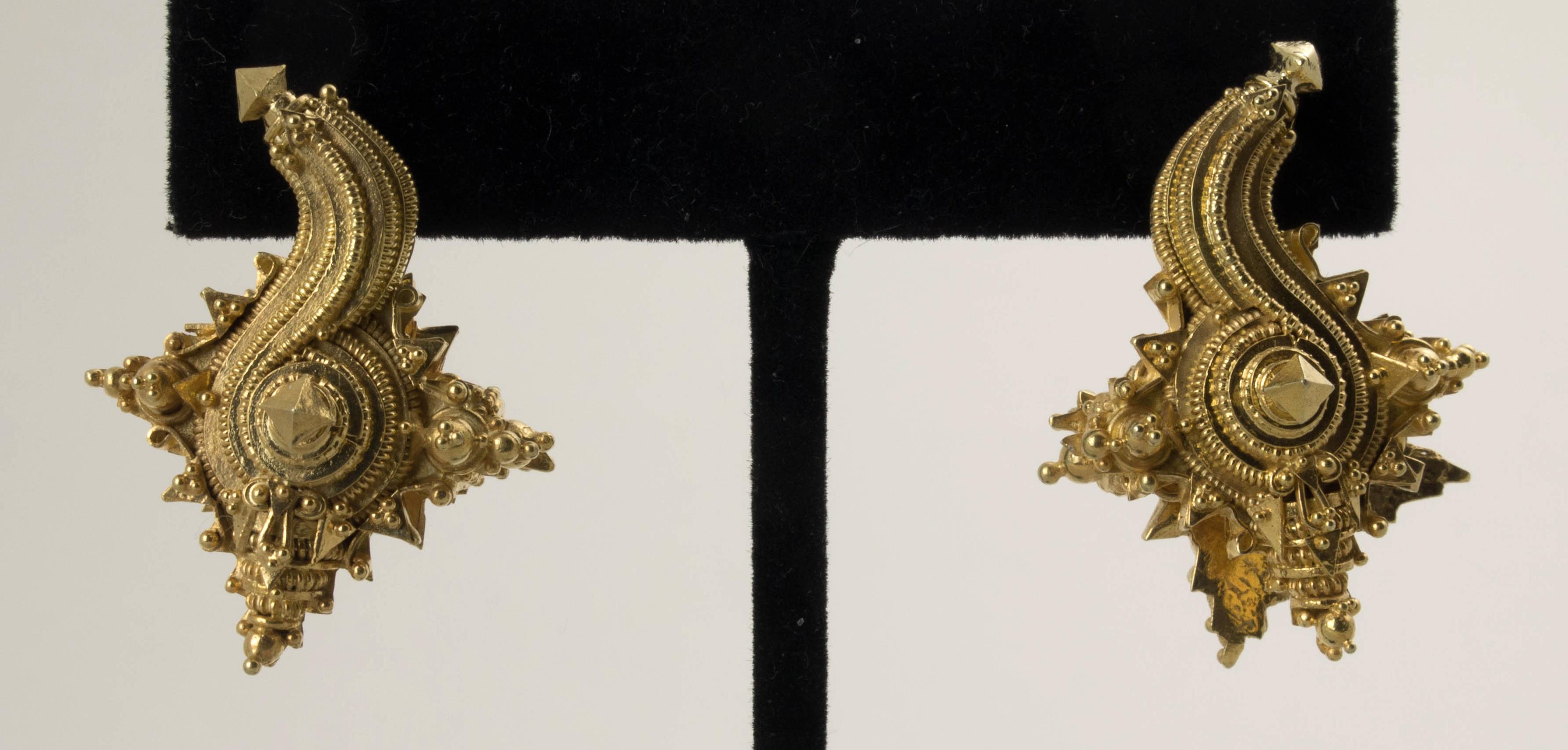 Antique Javanese 22k Gold Conch Shaped Earrings, 10th-15th Century, Indonesia For Sale 1
