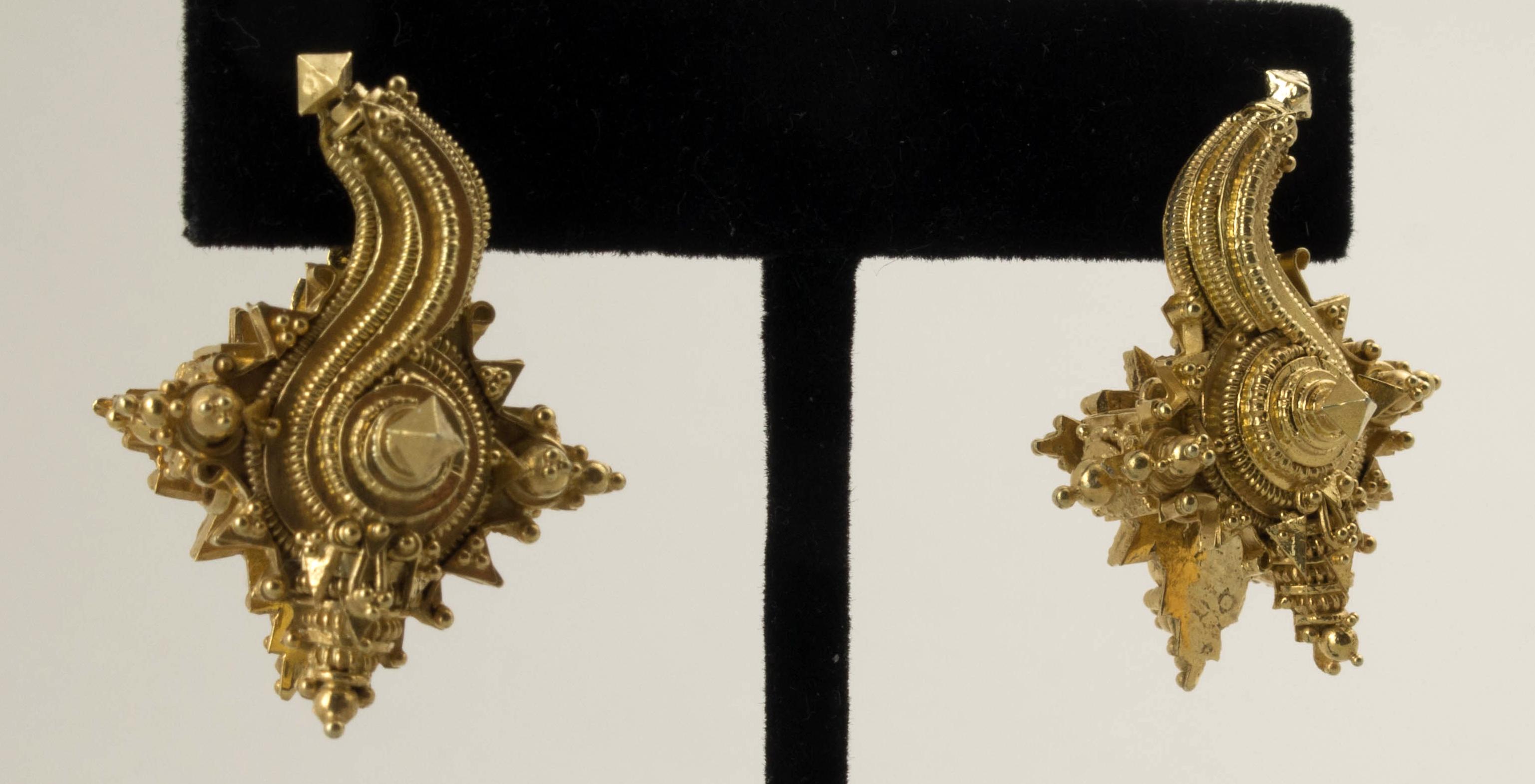 Antique Javanese 22k Gold Conch Shaped Earrings, 10th-15th Century, Indonesia For Sale 2