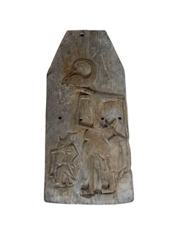 Panel de madera antiguo de Java, tallado a mano al estilo «wayang», que representa una figura de marioneta de sombras