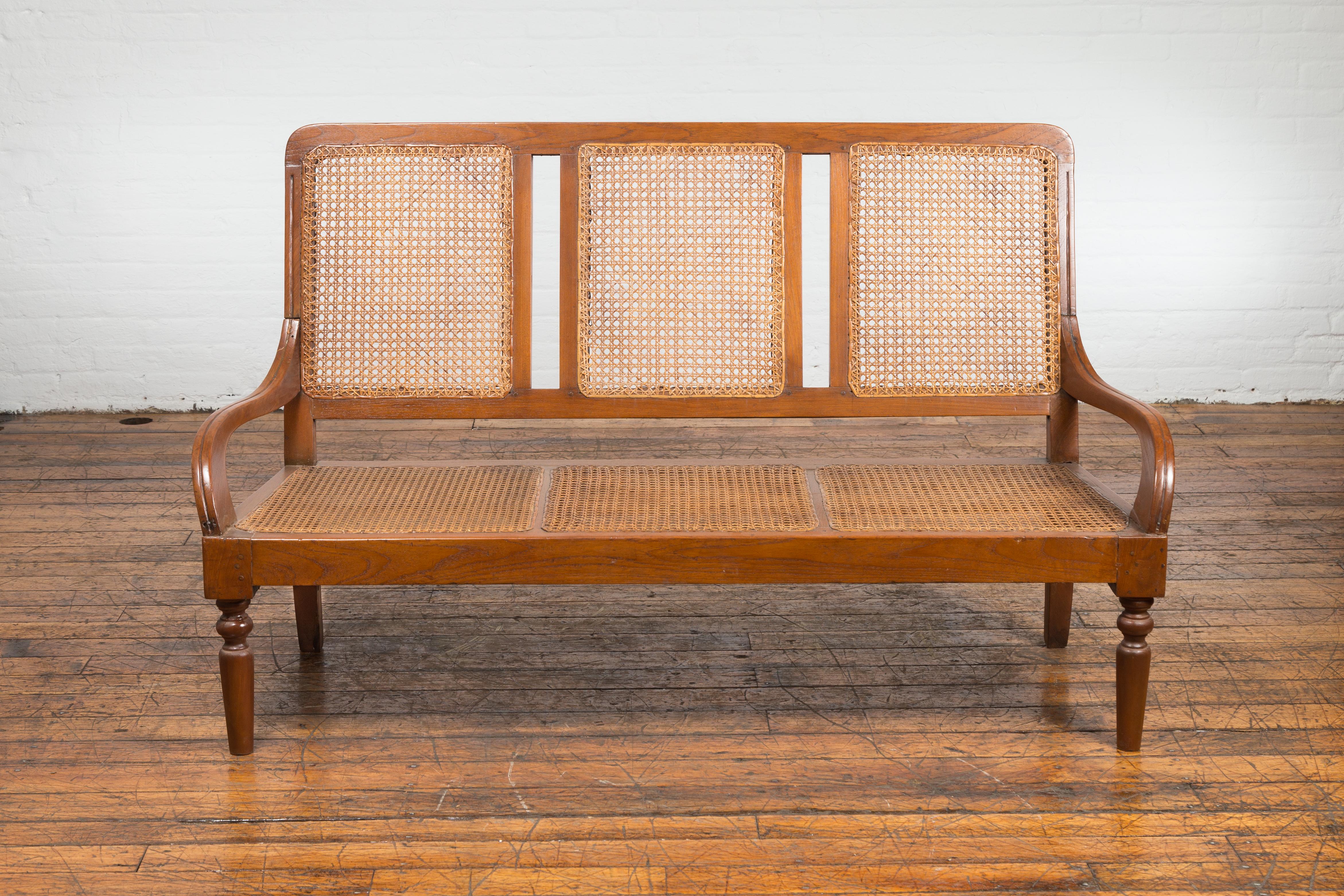 Intagliato Divano antico in rattan intrecciato in vendita