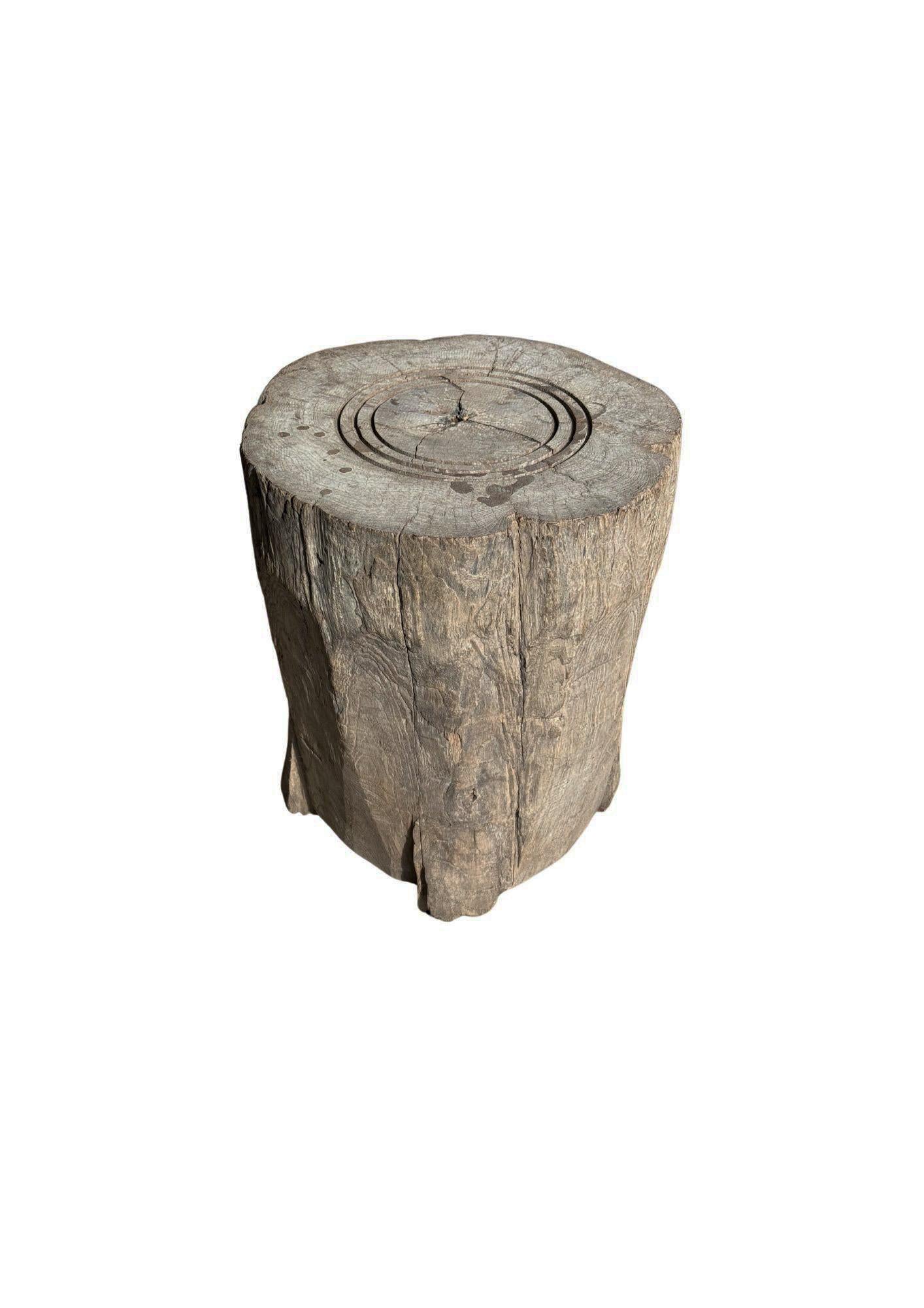 Indonésien Antiquité - Tabouret / Table d'appoint en bois de teck javanais avec merveilleuse Patina c. 1900 en vente