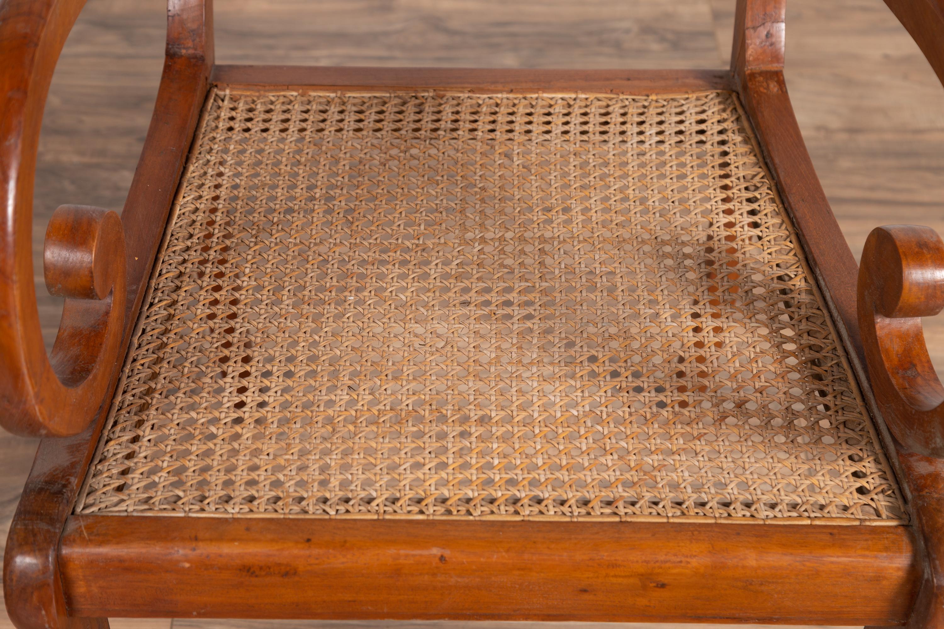 Antiker Javanischer Holzsessel mit geschnitzter Rückenlehne, geschwungenen Armlehnen und Rattansitz im Angebot 3