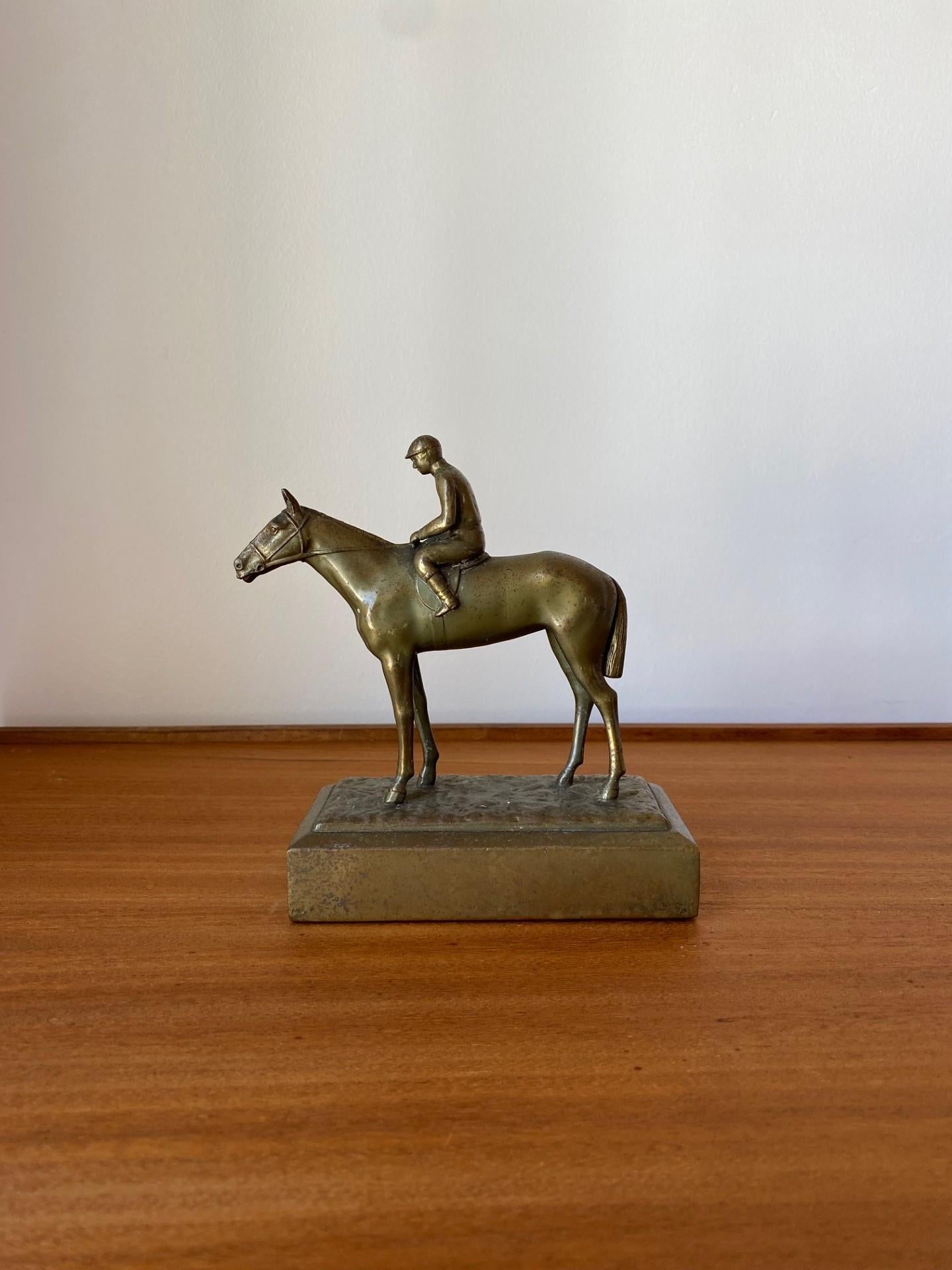 Incroyable sculpture en bronze de Jennings Bros.  Cette incroyable pièce en bronze vieilli représente un jockey et son cheval.  La manifestation du bronze avec une représentation équestre est synonyme de statut et d'éclat.  Le contrôle figuré et