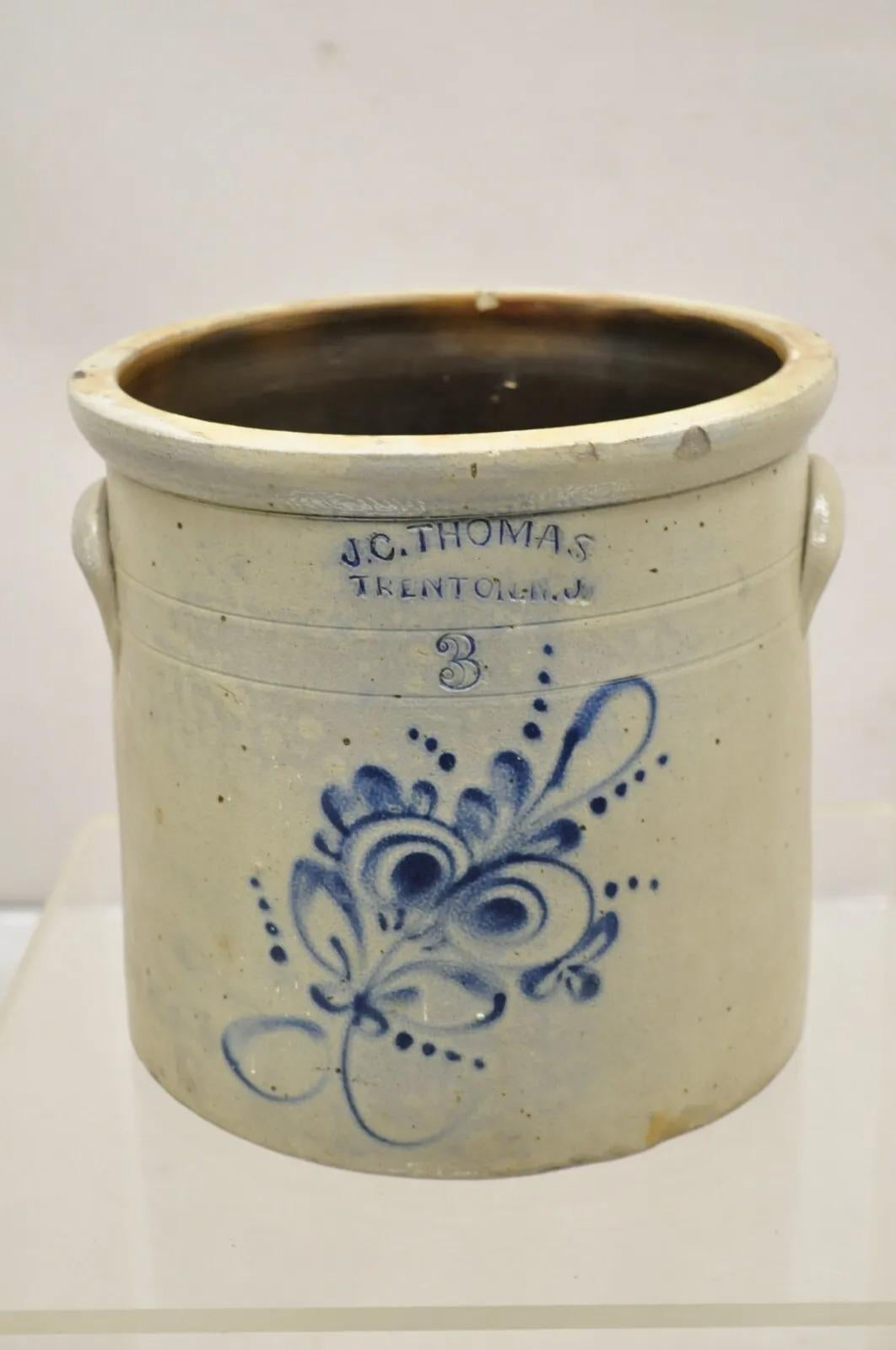 Antiquités J.C. Mijoteuse en grès de 3 gallons de Thomas Trenton NJ avec fleur bleu cobalt. Circa 19ème siècle. Dimensions : 10,25