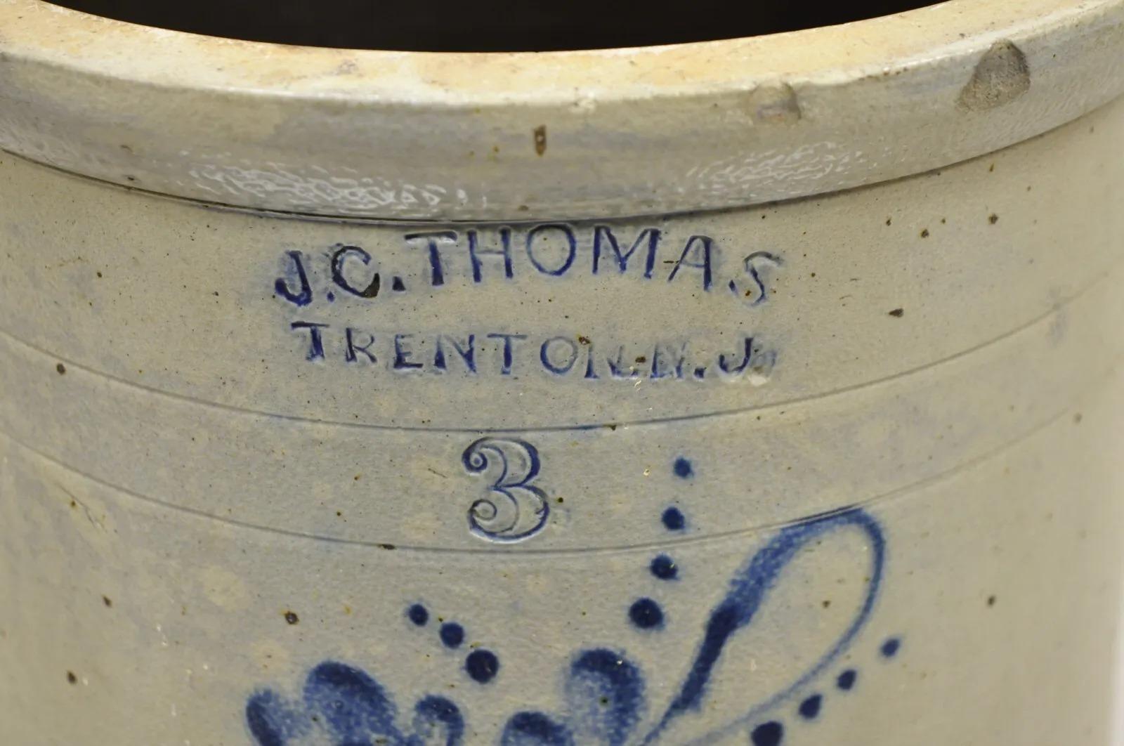 Antiquités J.C. Pot de rocaille Thomas Trenton NJ de 3 gallons avec fleur bleu cobalt Bon état - En vente à Philadelphia, PA