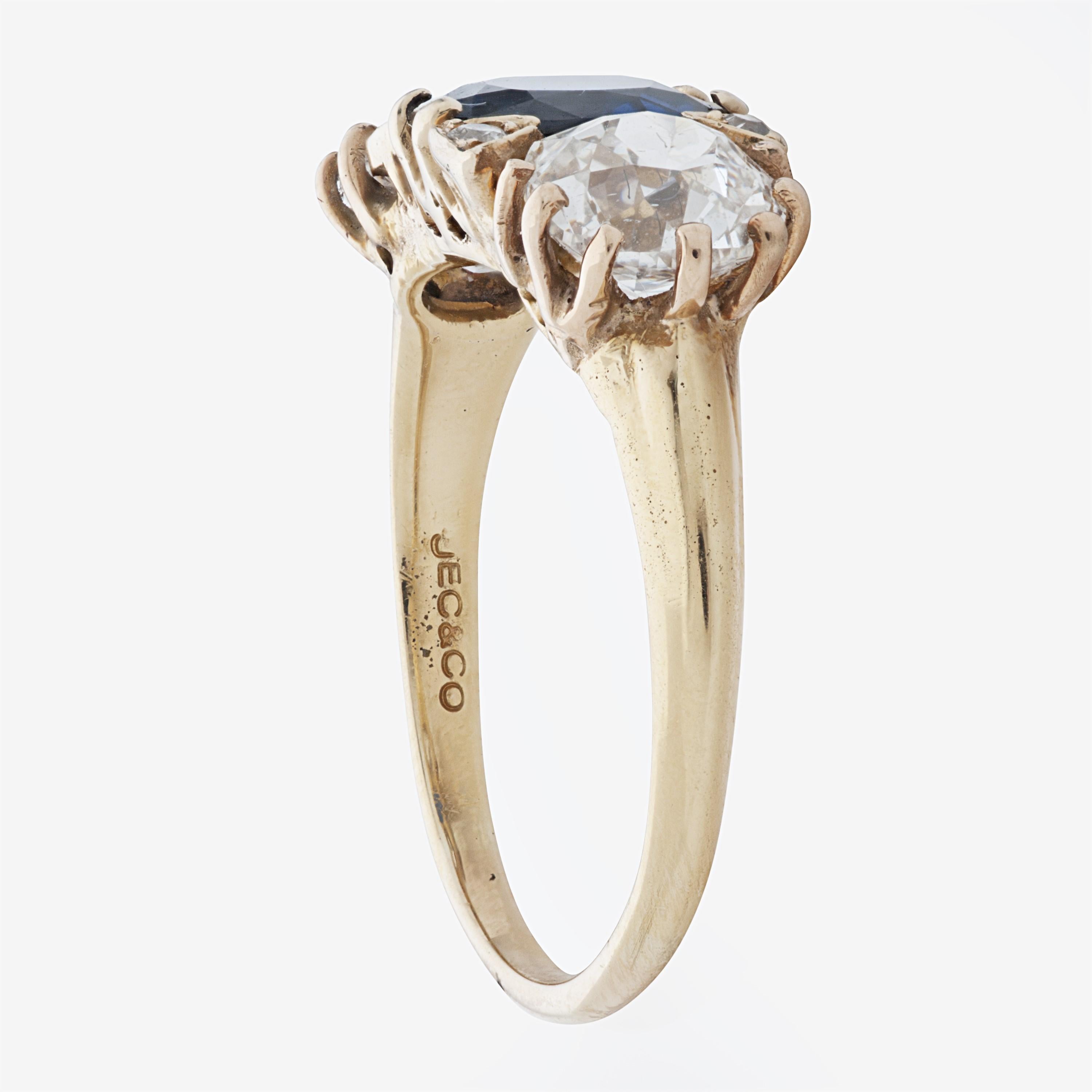Antike J.E. Co. von Caldwell & Co. Ring mit 3 Steinen aus 14 Karat Gold mit Saphiren und Diamanten (Kissenschliff) im Angebot