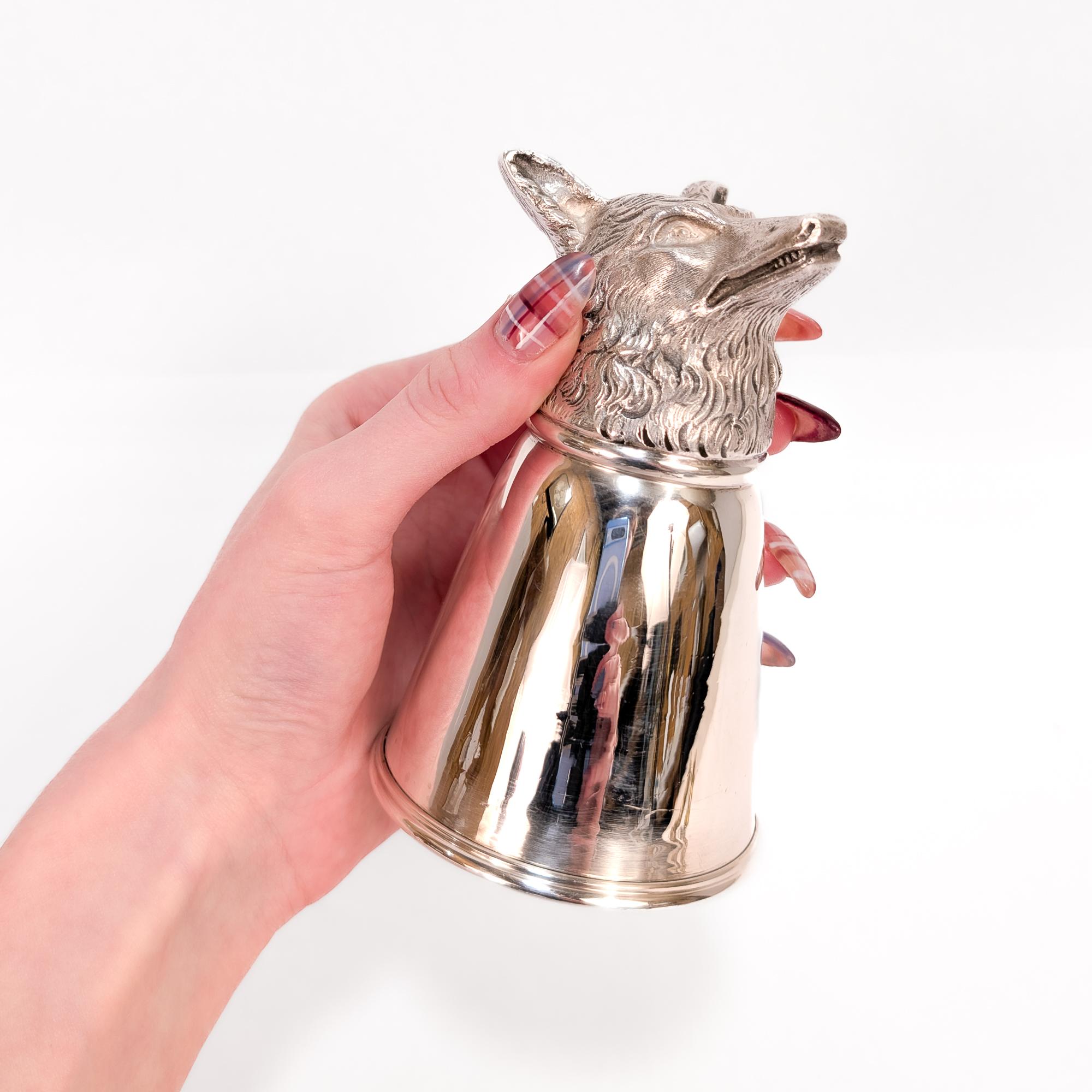 Una raffinata coppa della staffa d'argento americana firmata.

Da J.E. Caldwell.

In argento sterling con interno dorato.

Con capelli, occhi e denti finemente scolpiti.

La tazza poggia stabilmente sulla testa della volpe.

Marcato alla giuntura