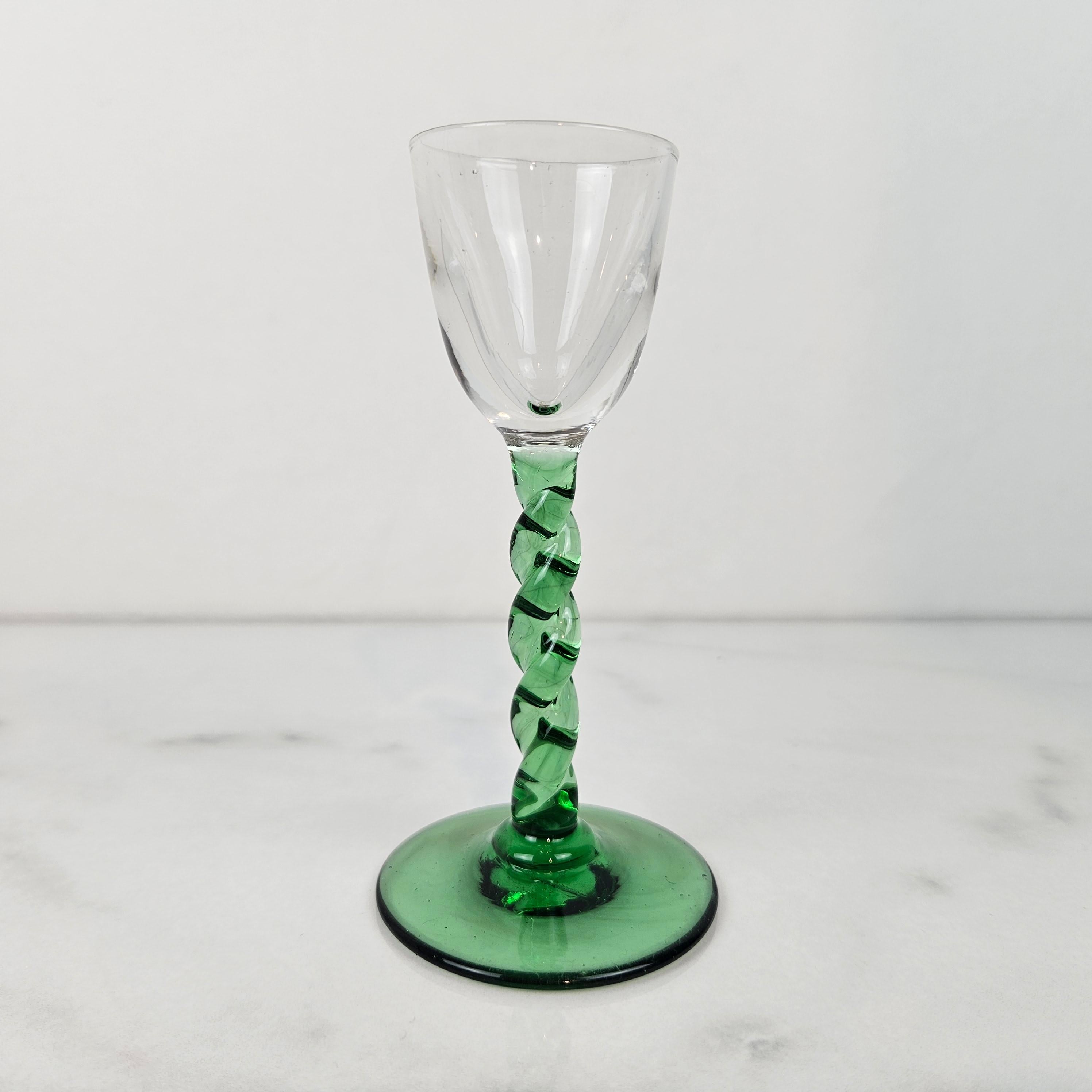 Ein seltenes und schönes antikes mundgeblasenes Jeneverglas.
Dieses elegante Glas aus der Zeit um 1900 besteht aus einer klaren Schale und einem schlanken grünen Stiel mit einem gedrehten Muster und einem passenden grünen Fuß.

Dieses seltene