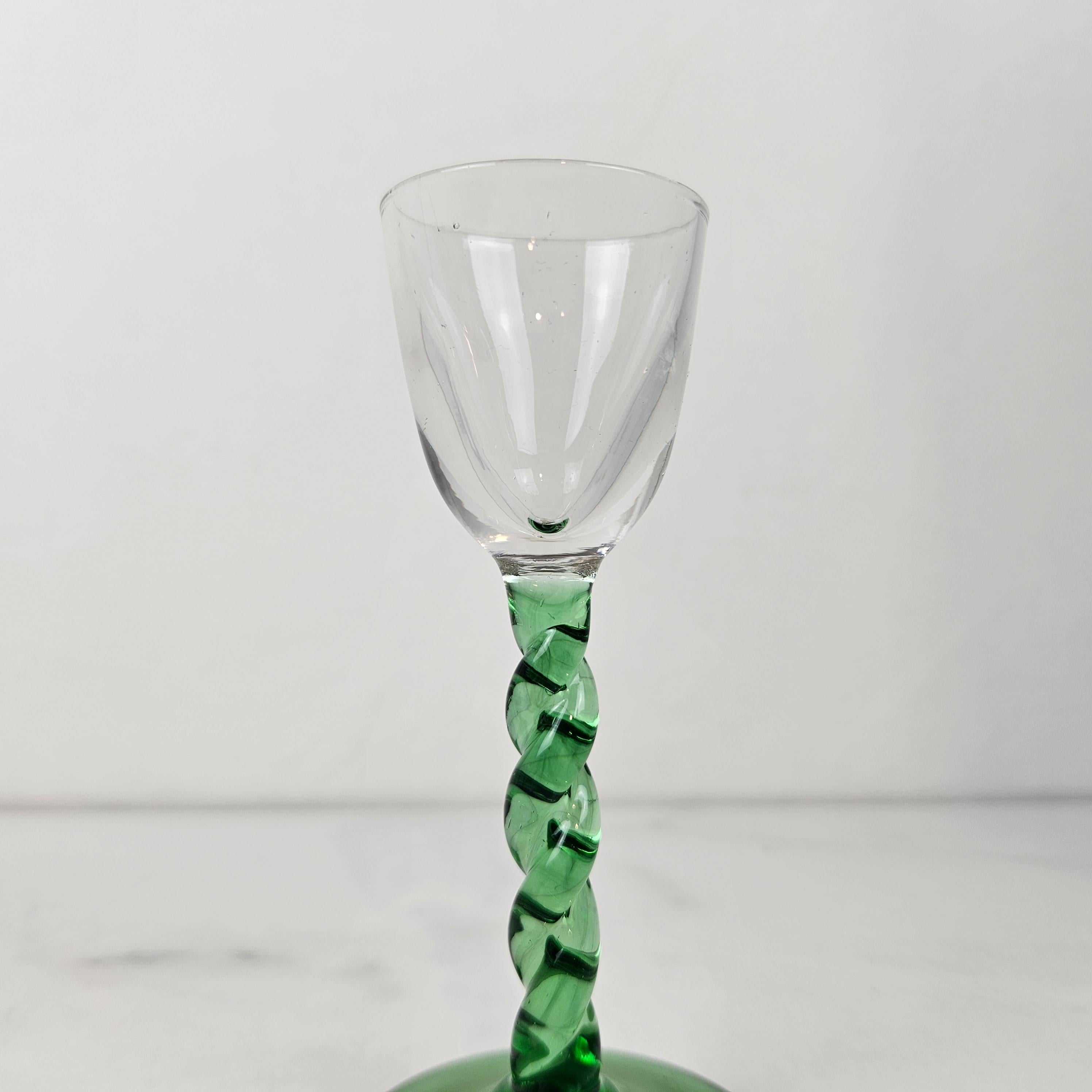 Antikes Jeneverglas mit gedrehtem grünen Stiel, 1900er Jahre (Art nouveau) im Angebot