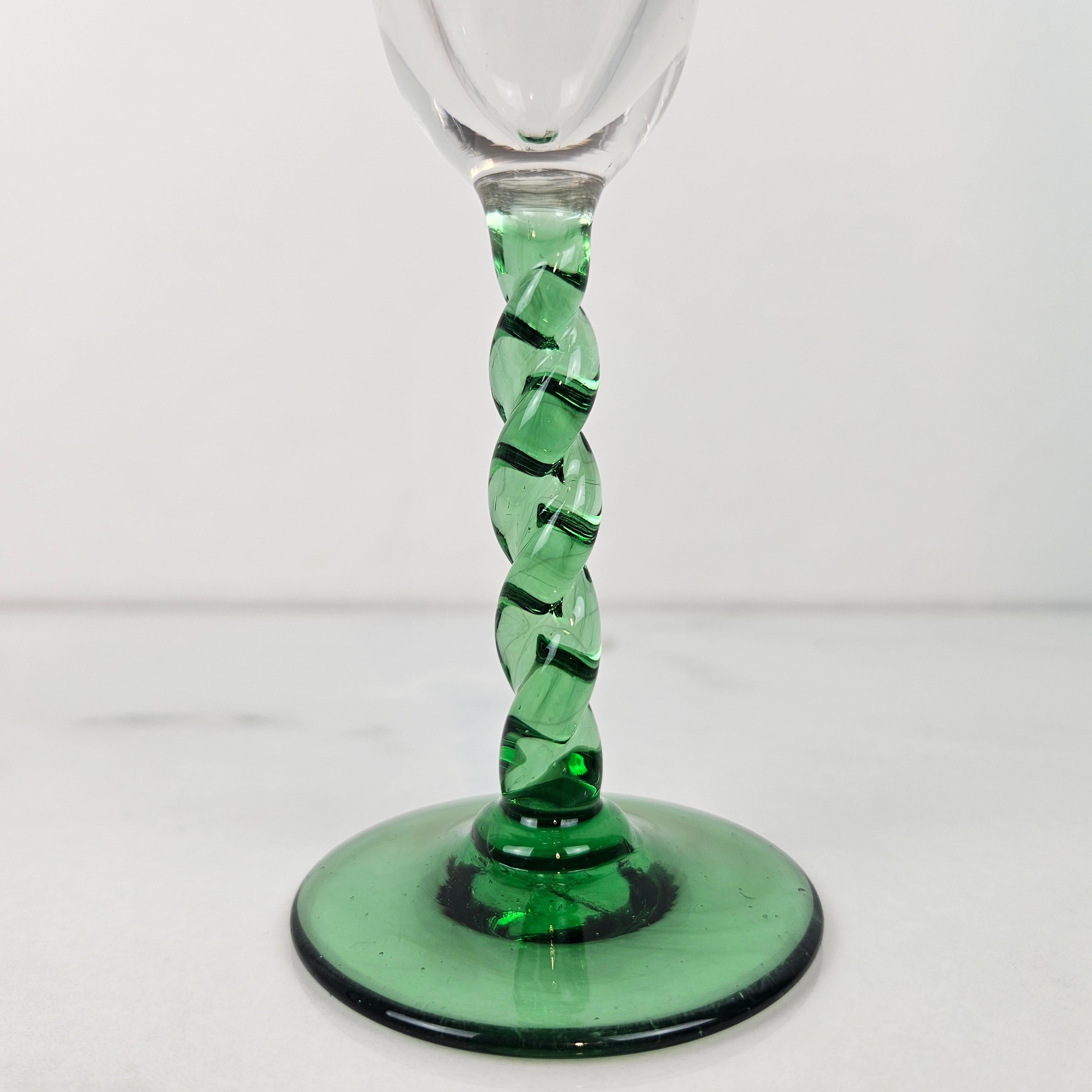 Antikes Jeneverglas mit gedrehtem grünen Stiel, 1900er Jahre (Niederländisch) im Angebot