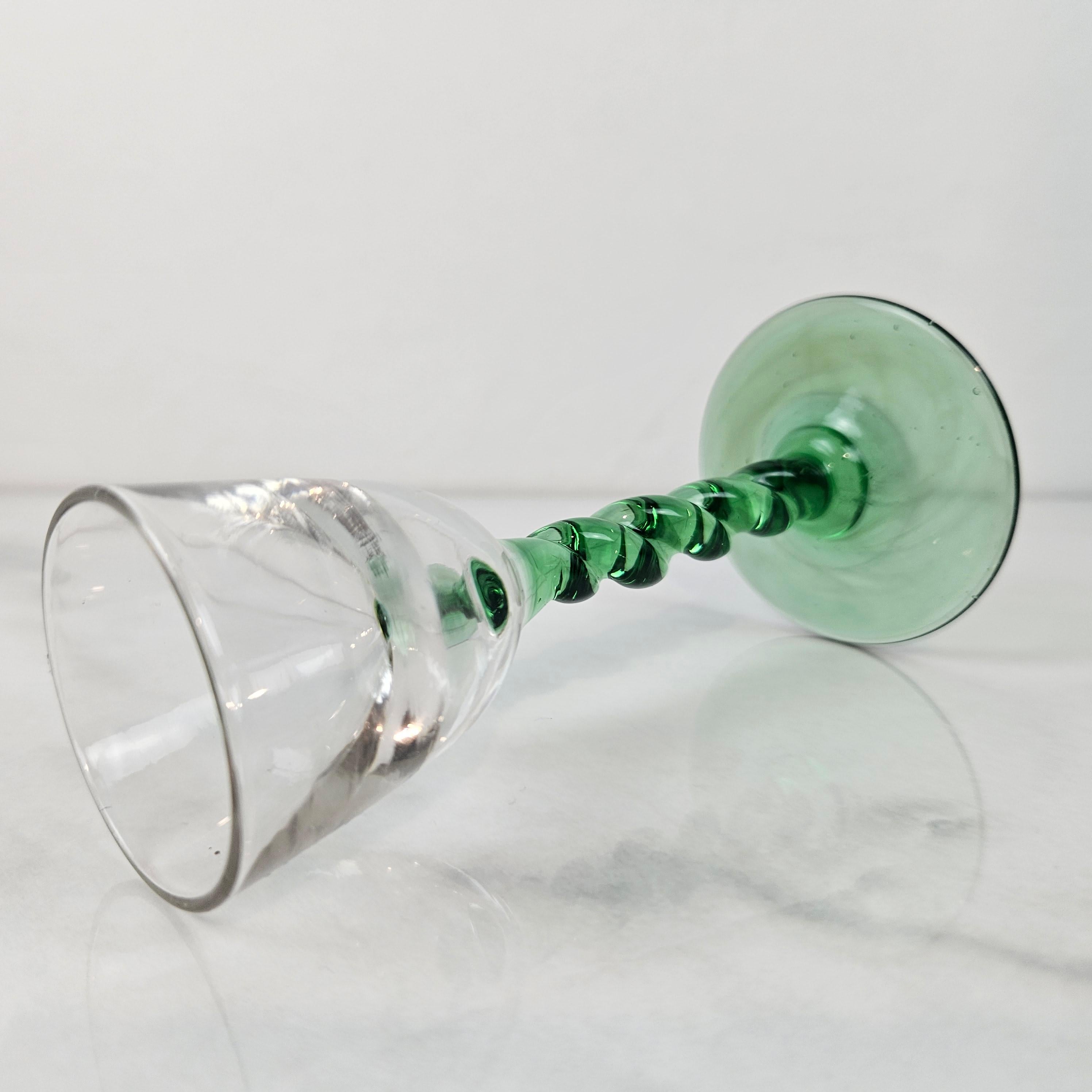 Antikes Jeneverglas mit gedrehtem grünen Stiel, 1900er Jahre (Handgefertigt) im Angebot