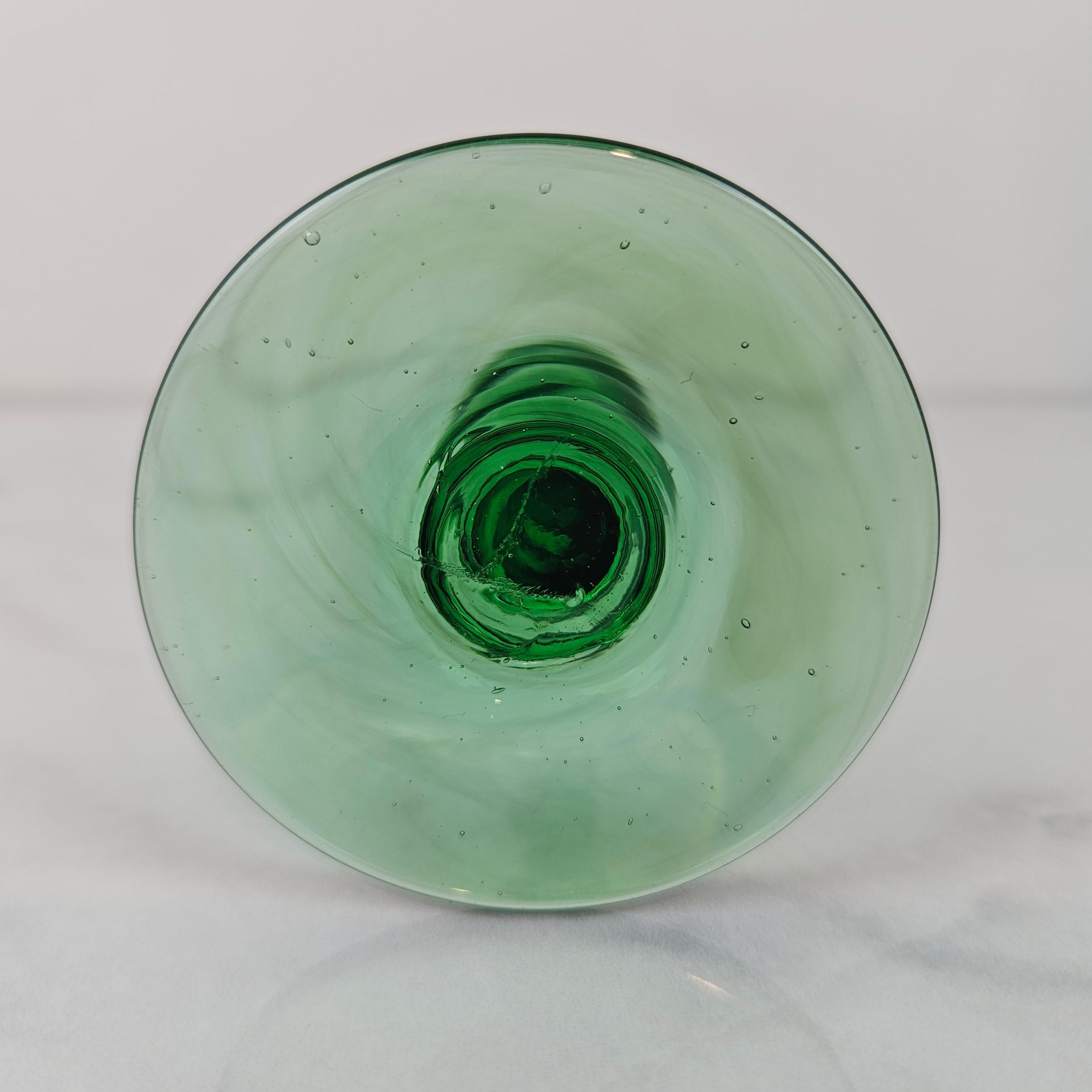 Antikes Jeneverglas mit gedrehtem grünen Stiel, 1900er Jahre im Zustand „Gut“ im Angebot in Oud Beijerland, NL