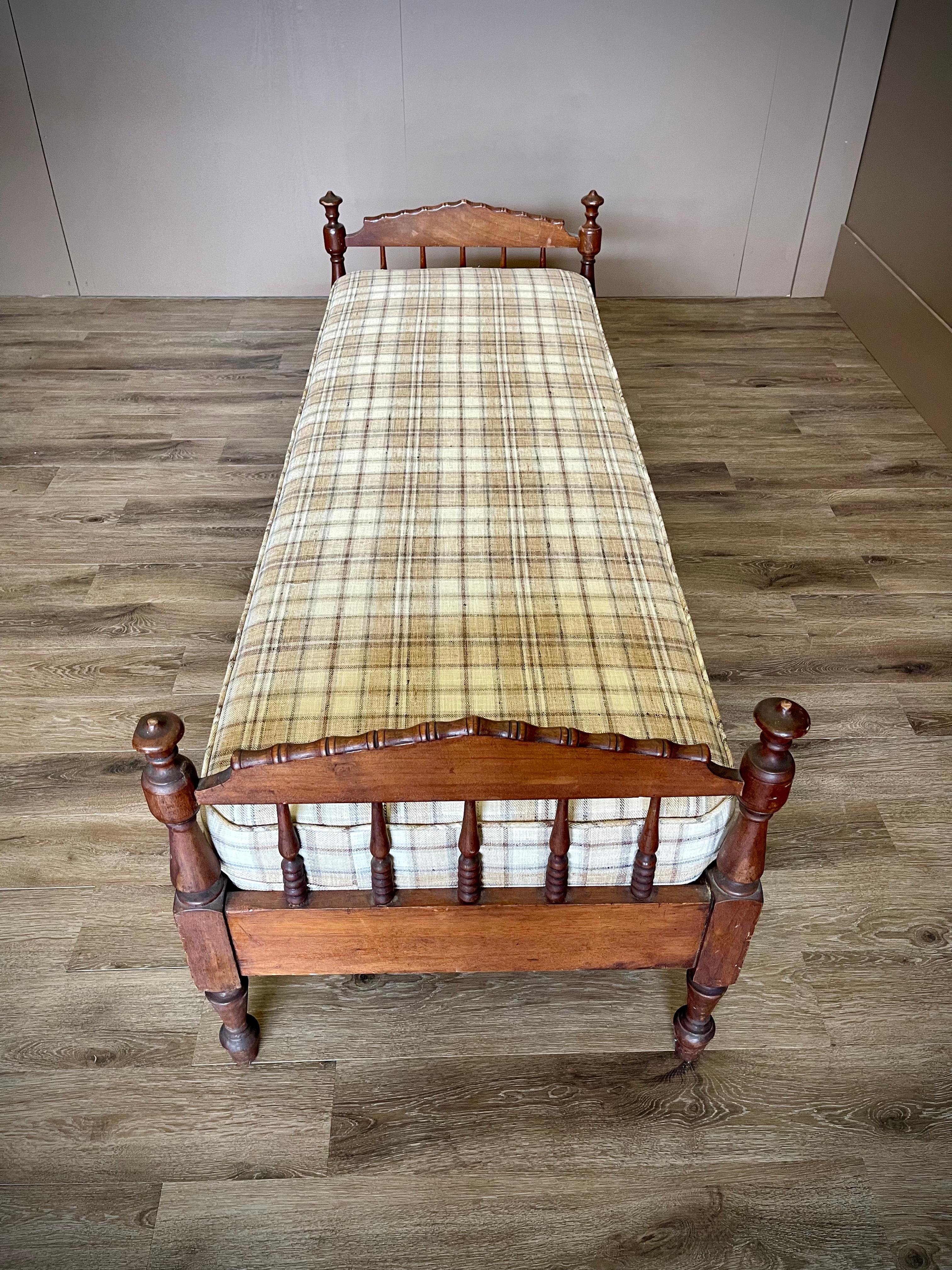 Antique Jenny Lind Spindle Daybed Bench with Neutral Plaid Upholstery 1