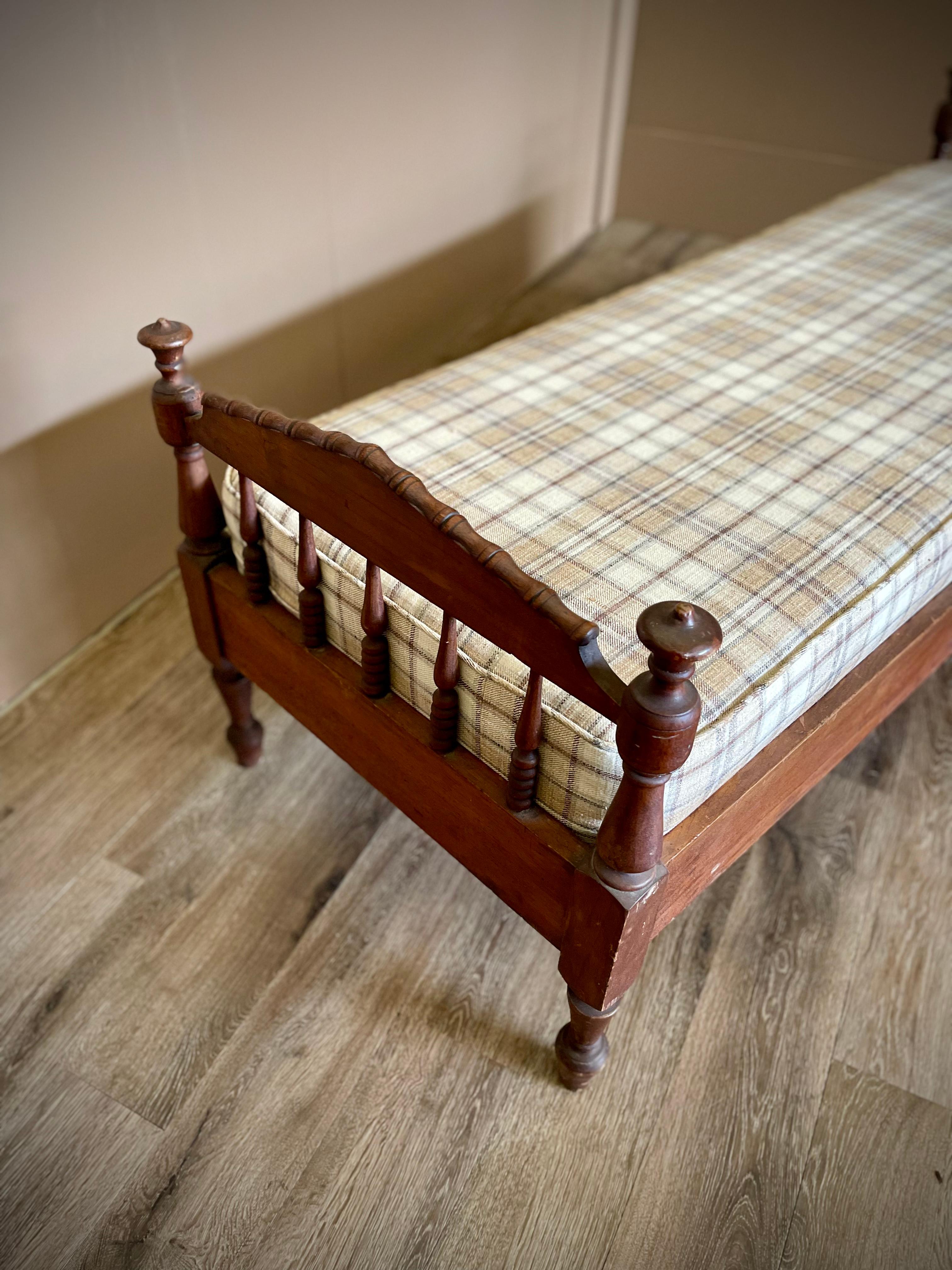 American Colonial Antique Jenny Lind Spindle Daybed Bench with Neutral Plaid Upholstery For Sale