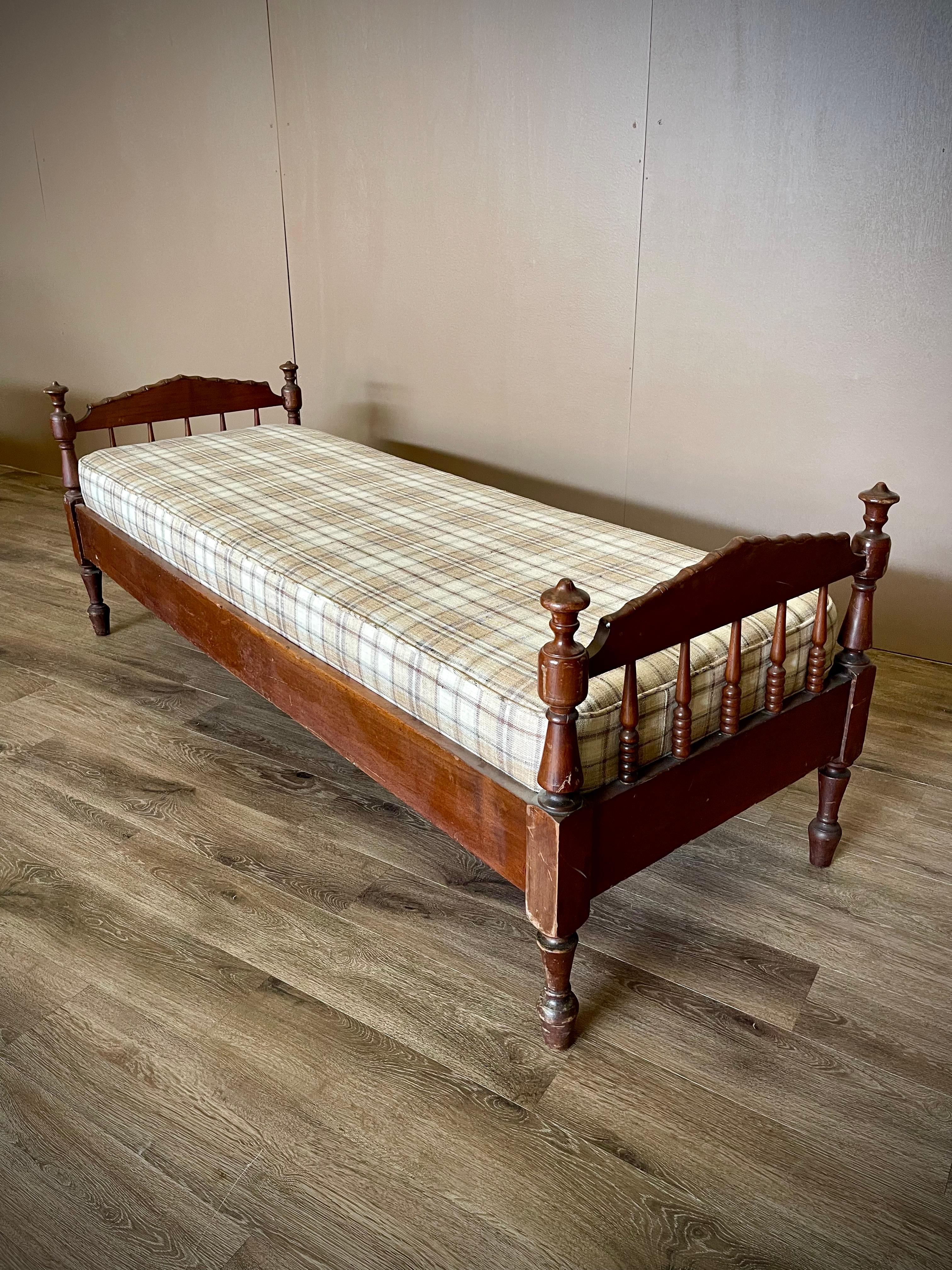 Antique Jenny Lind Spindle Daybed Bench with Neutral Plaid Upholstery In Good Condition For Sale In Mckinney, TX