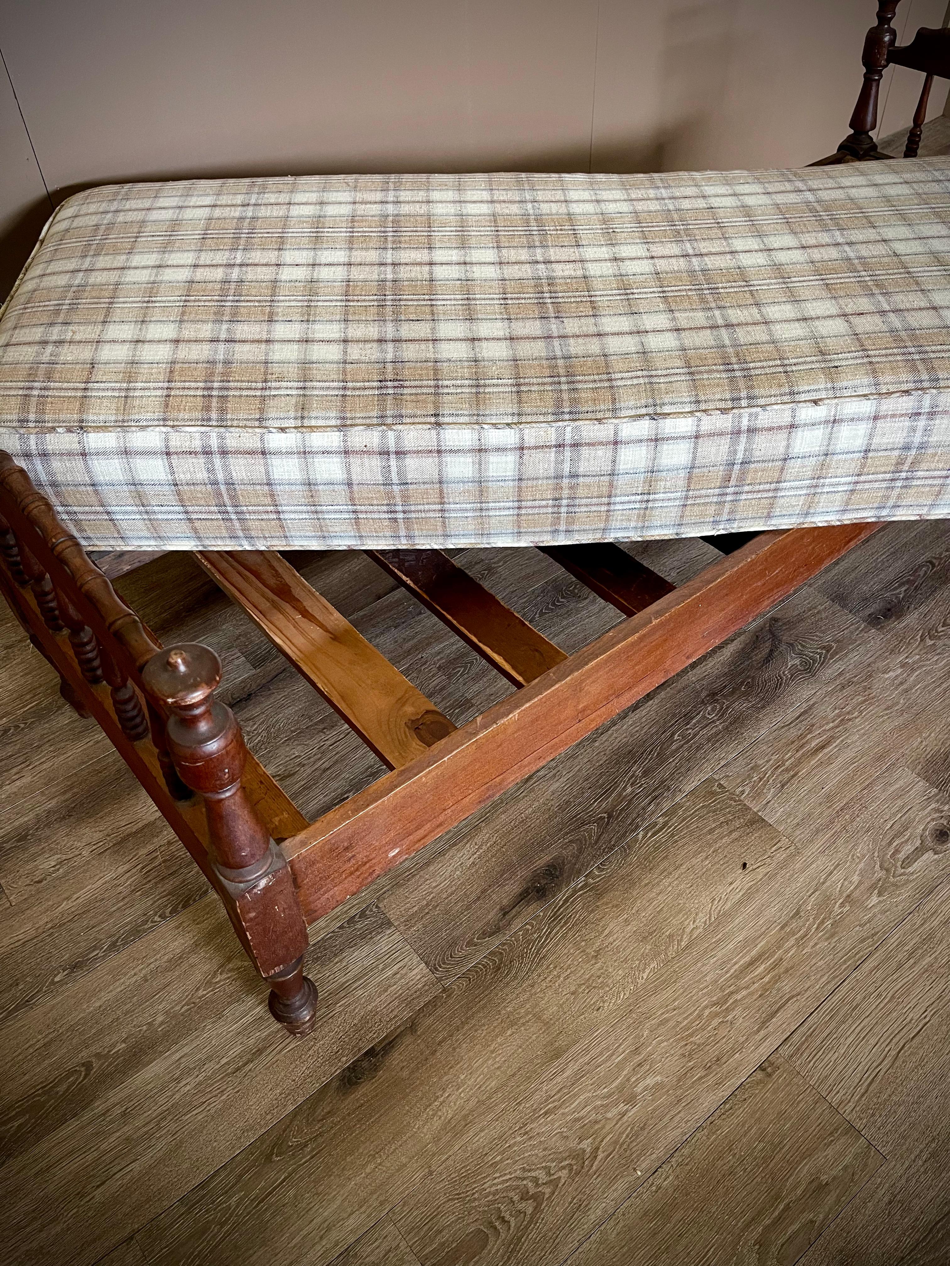 Antique Jenny Lind Spindle Daybed Bench with Neutral Plaid Upholstery In Good Condition In Mckinney, TX