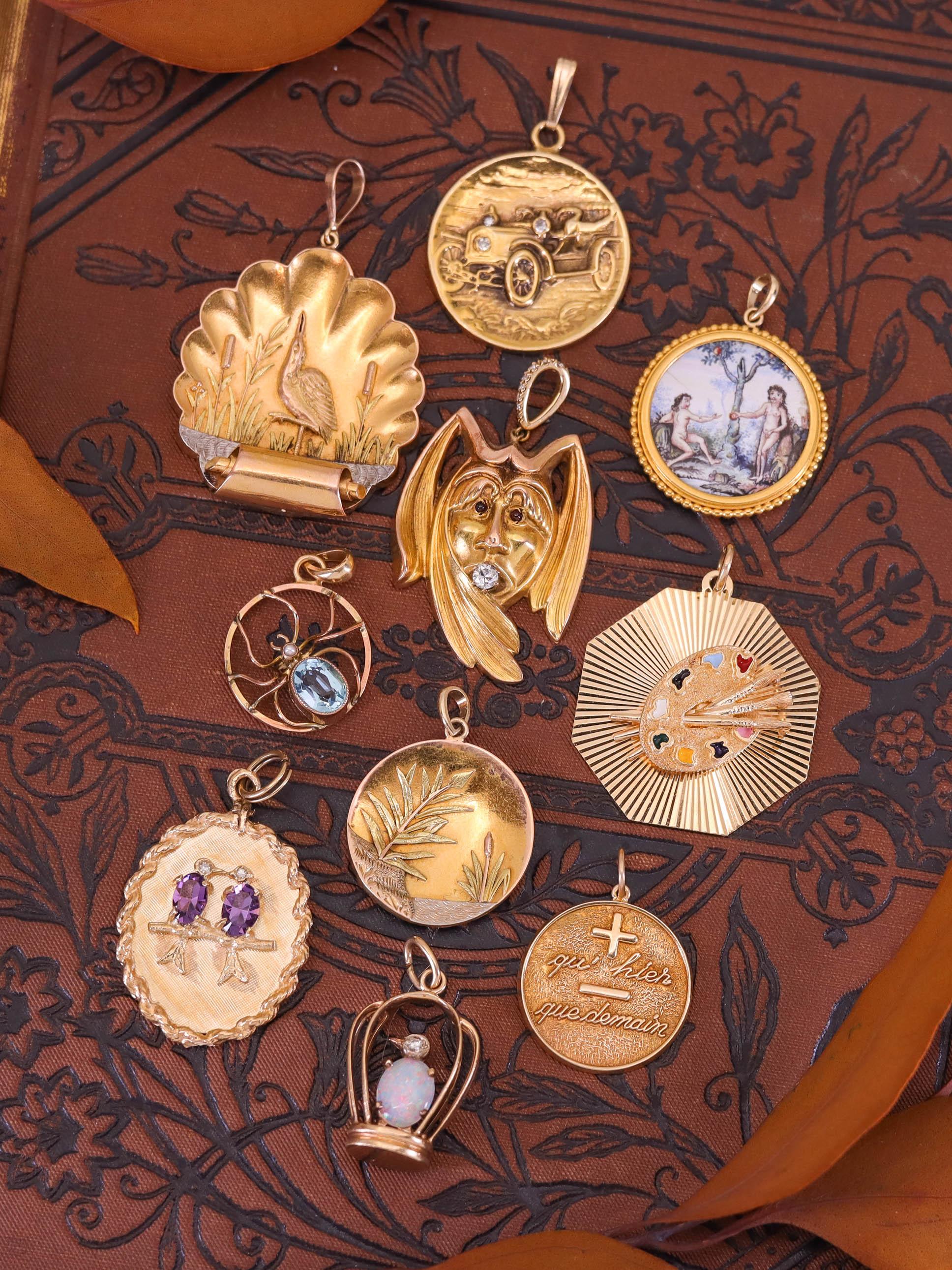 Donna Ciondolo antico da giullare in oro 14k in vendita