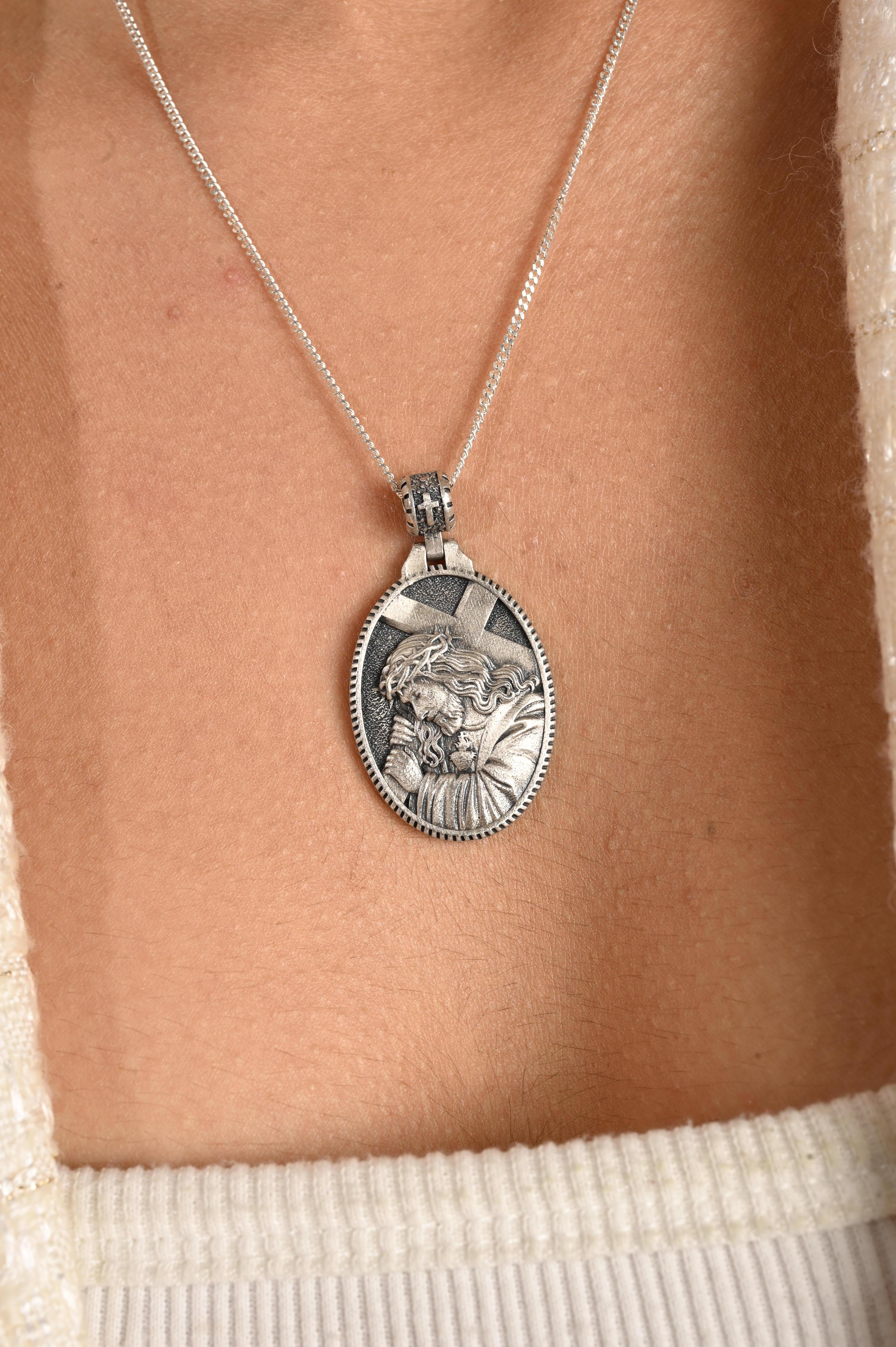 Antique Style Jesus Carrying Cross Medallion Pendant Made in 925 Sterling Silver In New Condition For Sale In New York, NY