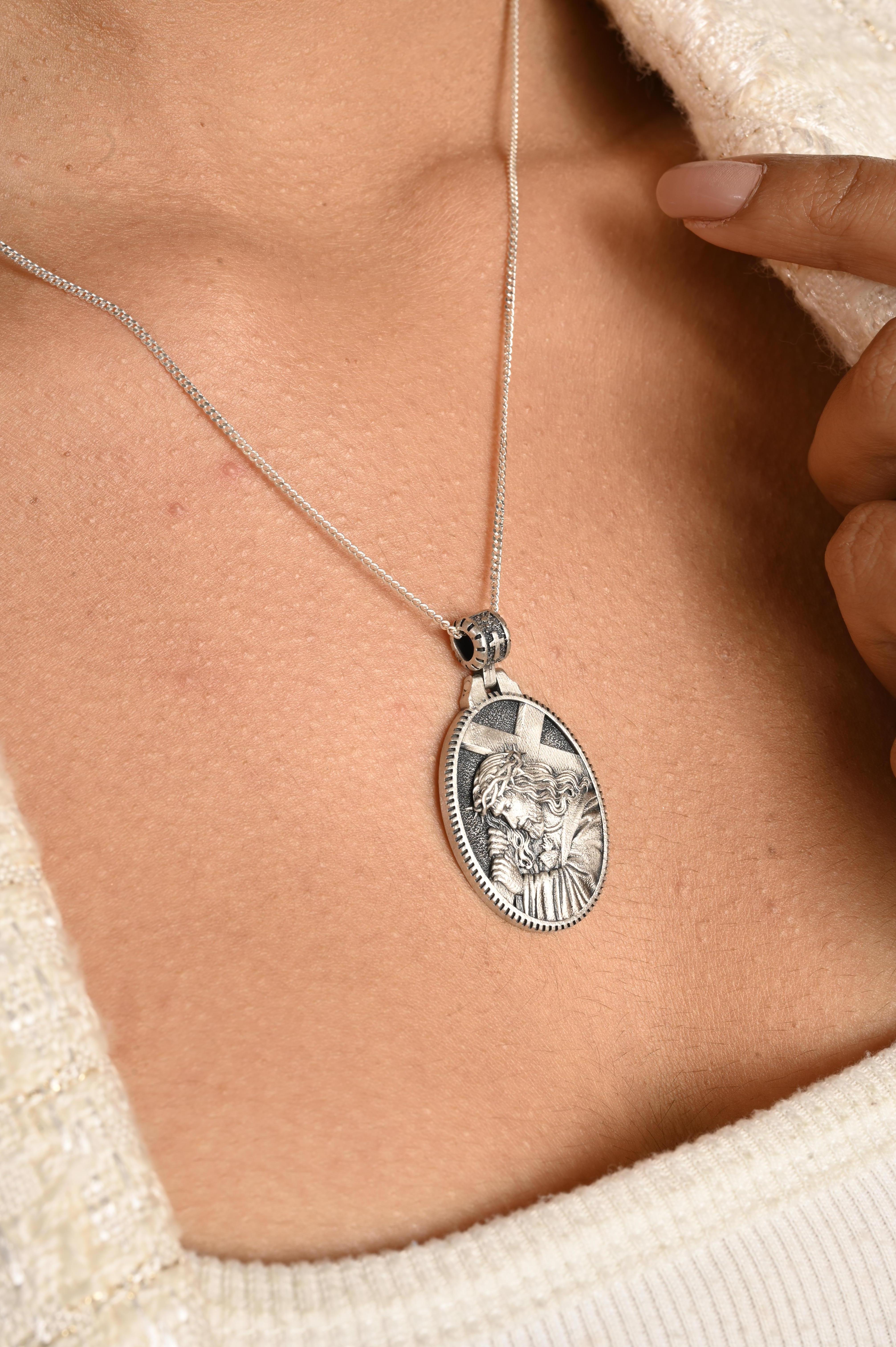Antique Style Jesus Carrying Cross Medallion Pendant Made in 925 Sterling Silver For Sale 1