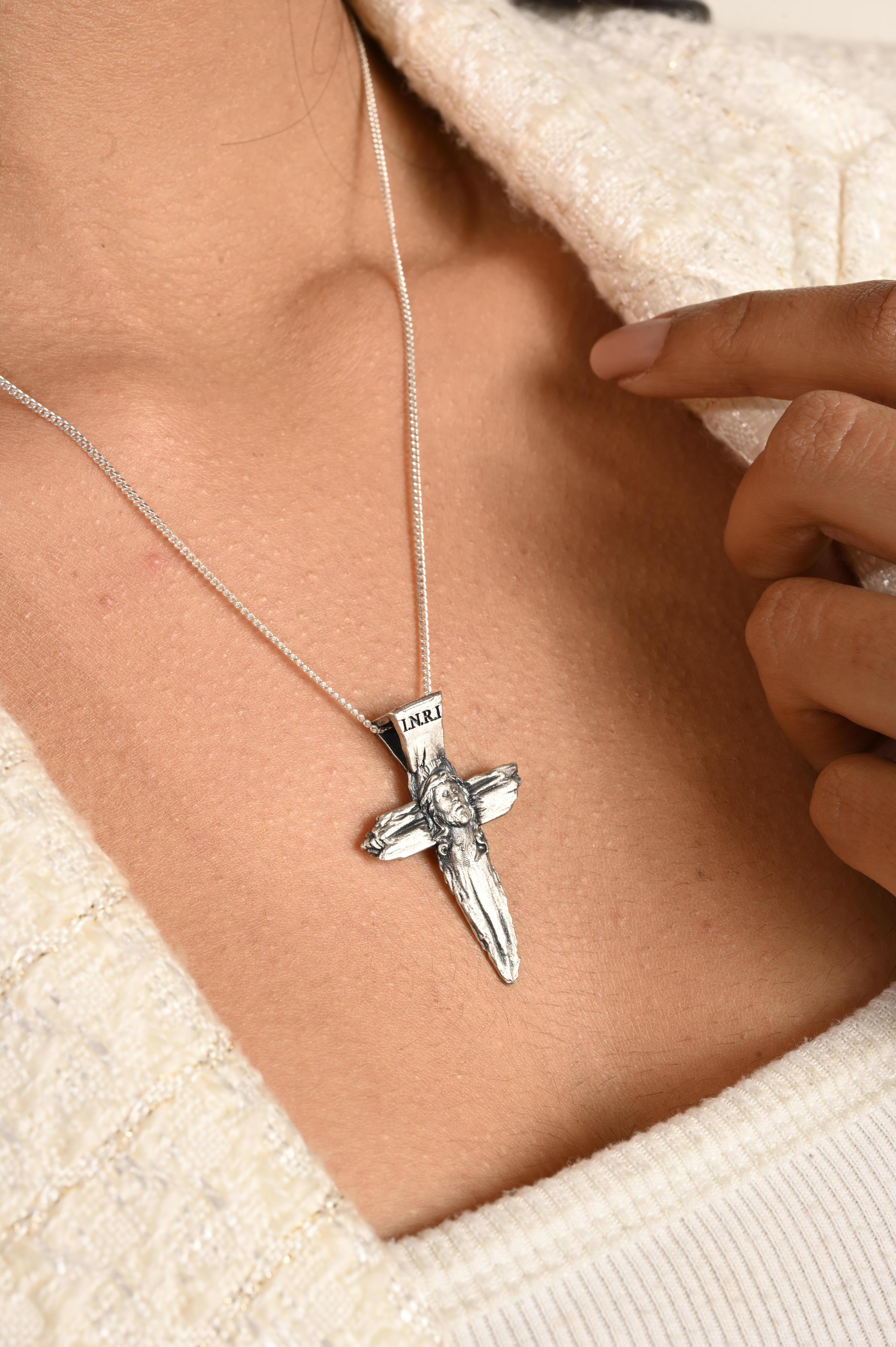Antico ciondolo cattolico con Gesù in croce realizzato in argento sterling 925 In condizioni Nuovo in vendita a New York, NY
