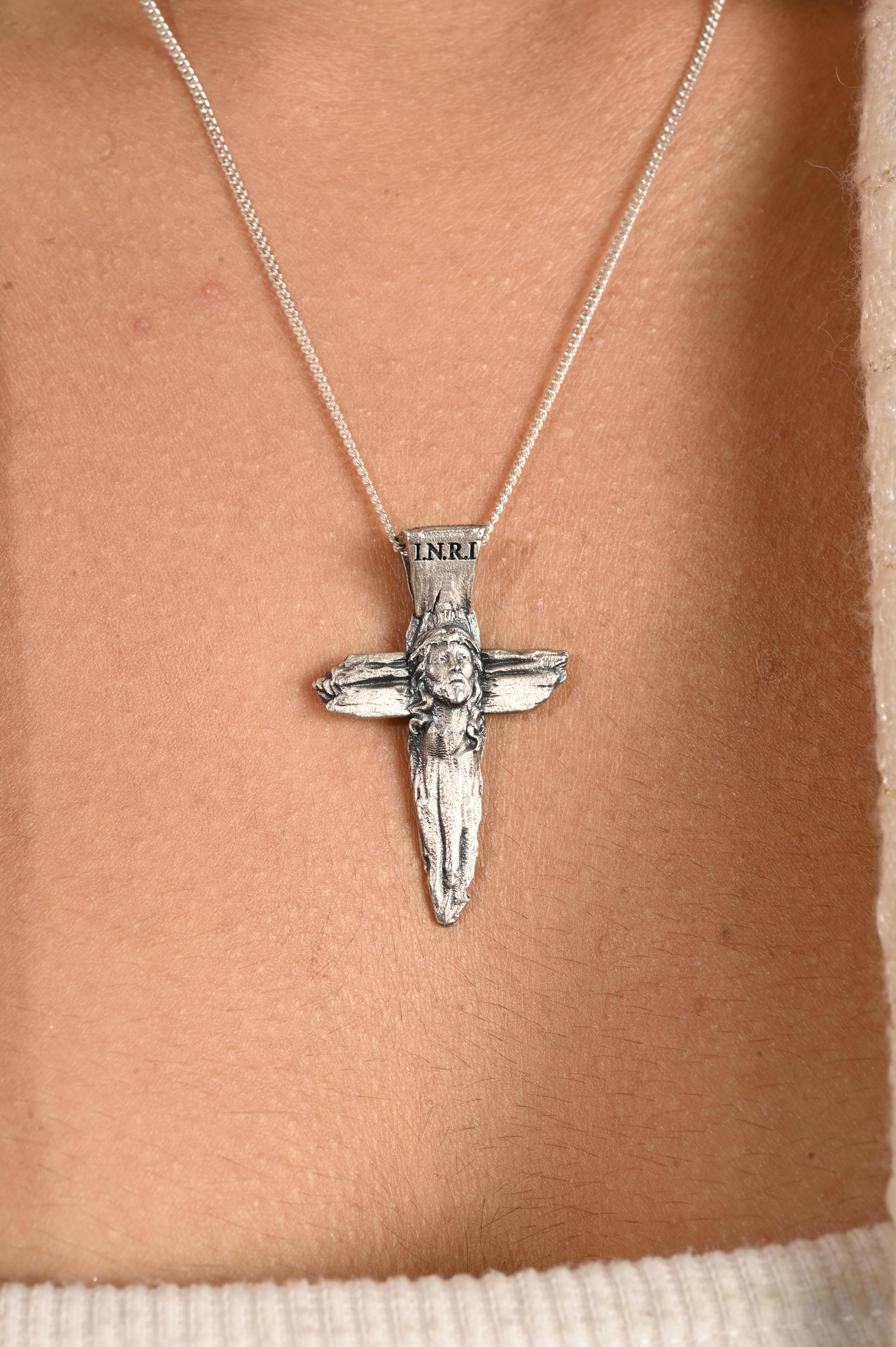 Antico ciondolo cattolico con Gesù in croce realizzato in argento sterling 925 in vendita 1