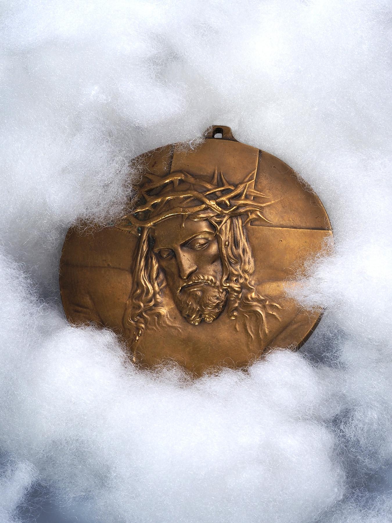 Antique Bronze Jesus Portrait Medallion Plaque by Henri Miault, French Catholic and Christian Gifts

An antique bronze medallion with a portrait of Jesus by the French sculptor Henri Miault (1881-1960). The plaque has been cast from solid bronze and