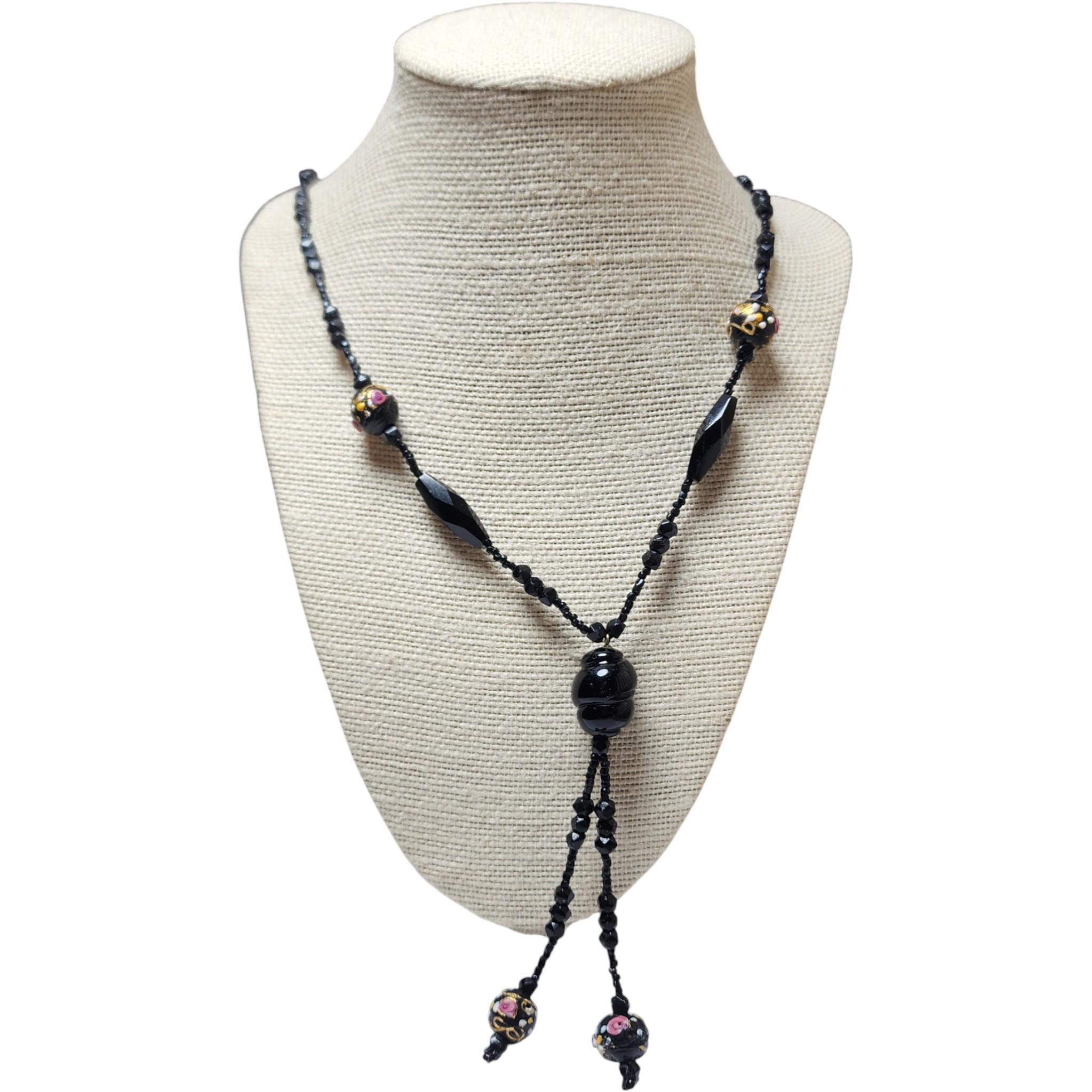 Questa elegante collana antica a Y è realizzata con perline di vero getto e accenti cloisonné decorati a mano, per offrire una ricca miscela di texture e tradizione. Il pezzo è caratterizzato da un'impressionante perla centrale di giaietto che