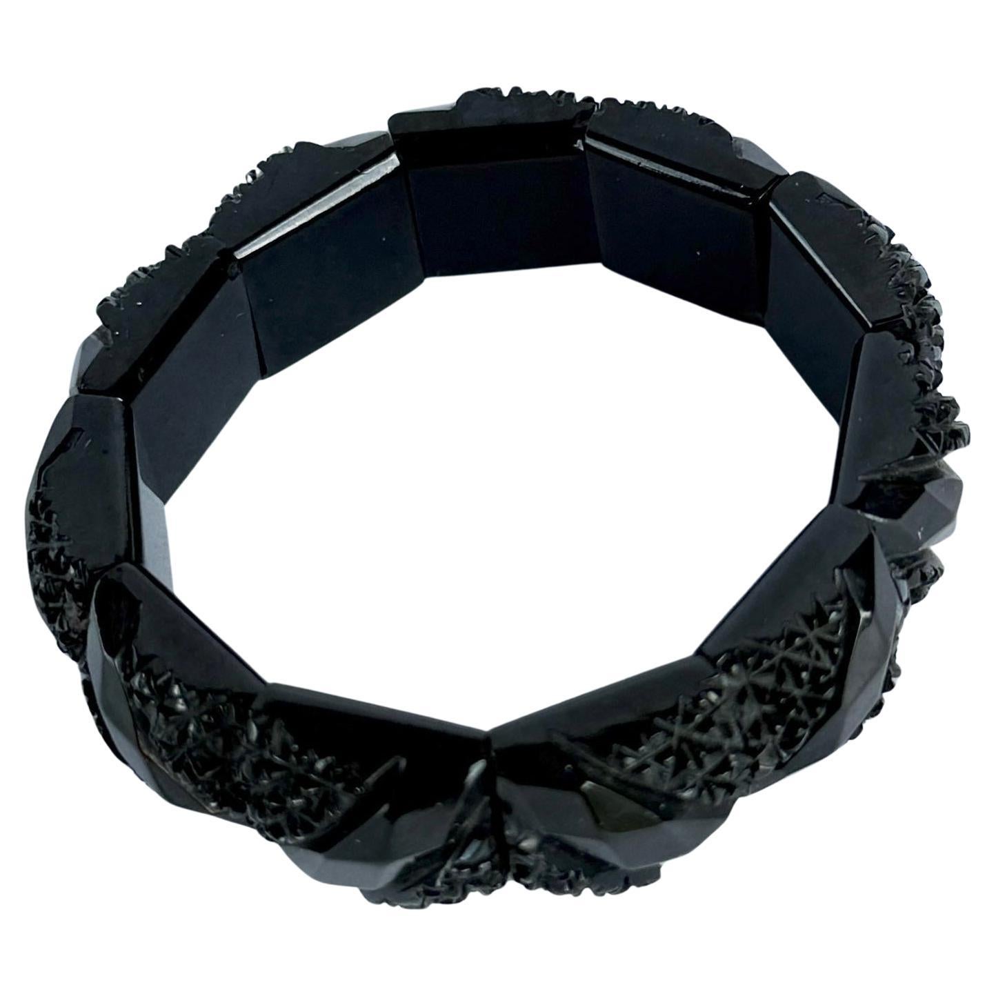 Questo braccialetto è di piccole dimensioni ma è fissato con un elastico. 

Circonferenza interna: 13,5 cm 
Dimensioni della perlina: 14x13 mm

Peso: 14 g