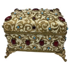 Boîte à dôme en bronze doré incrustée de bijoux anciens