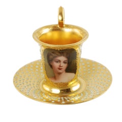 Tasse et soucoupe anciennes en porcelaine de Dresde:: signées d'un portrait et incrustées de dorures