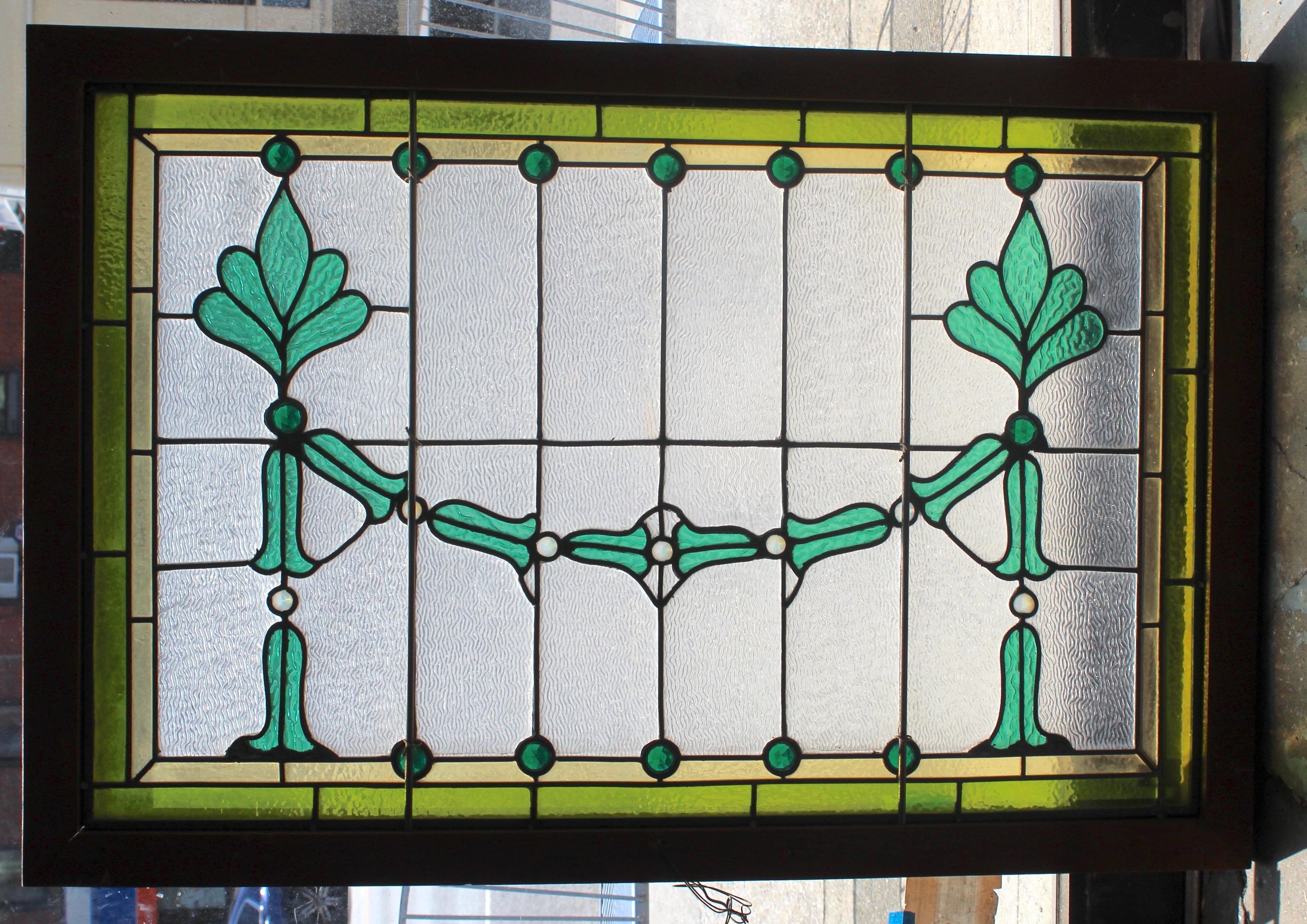 Esta maravillosa ventana presenta un diseño sencillo con una cálida paleta de color verde. Un diseño de corona con joyas prismáticas redondas.
Las dimensiones totales corresponden a la vidriera y el marco.
Situado en NY