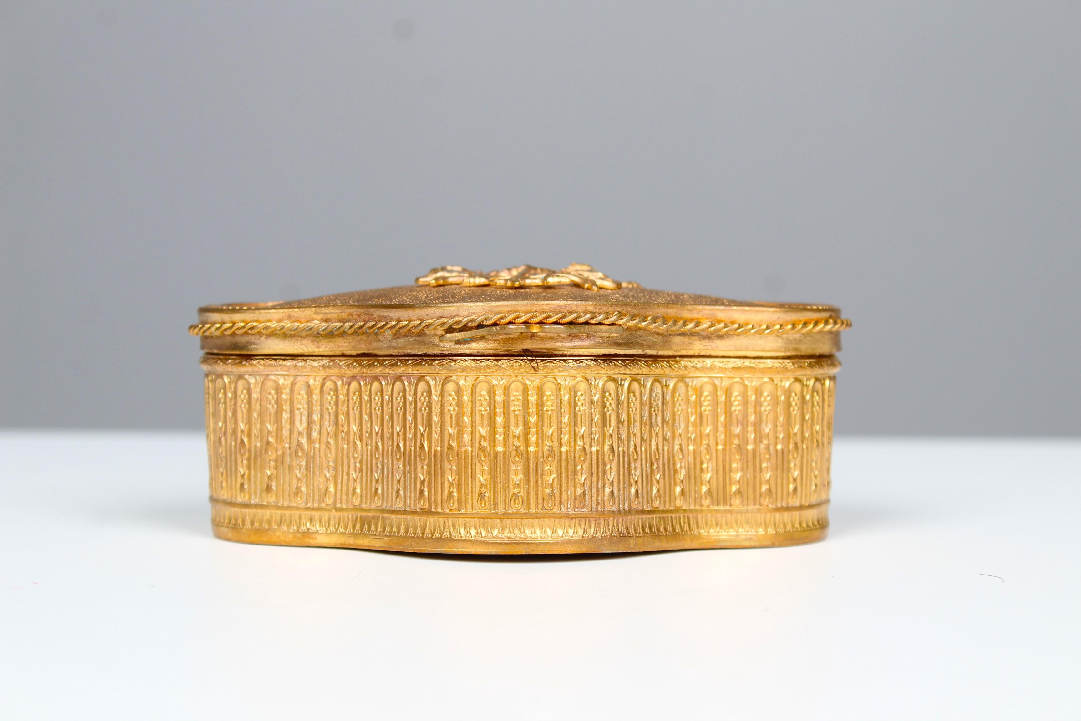 Antike Schmuckschatulle, 1880er Jahre, Frankreich, Bronze Dorée, vergoldetes Messing, Pariser Gesellschaft (Vergoldet) im Angebot