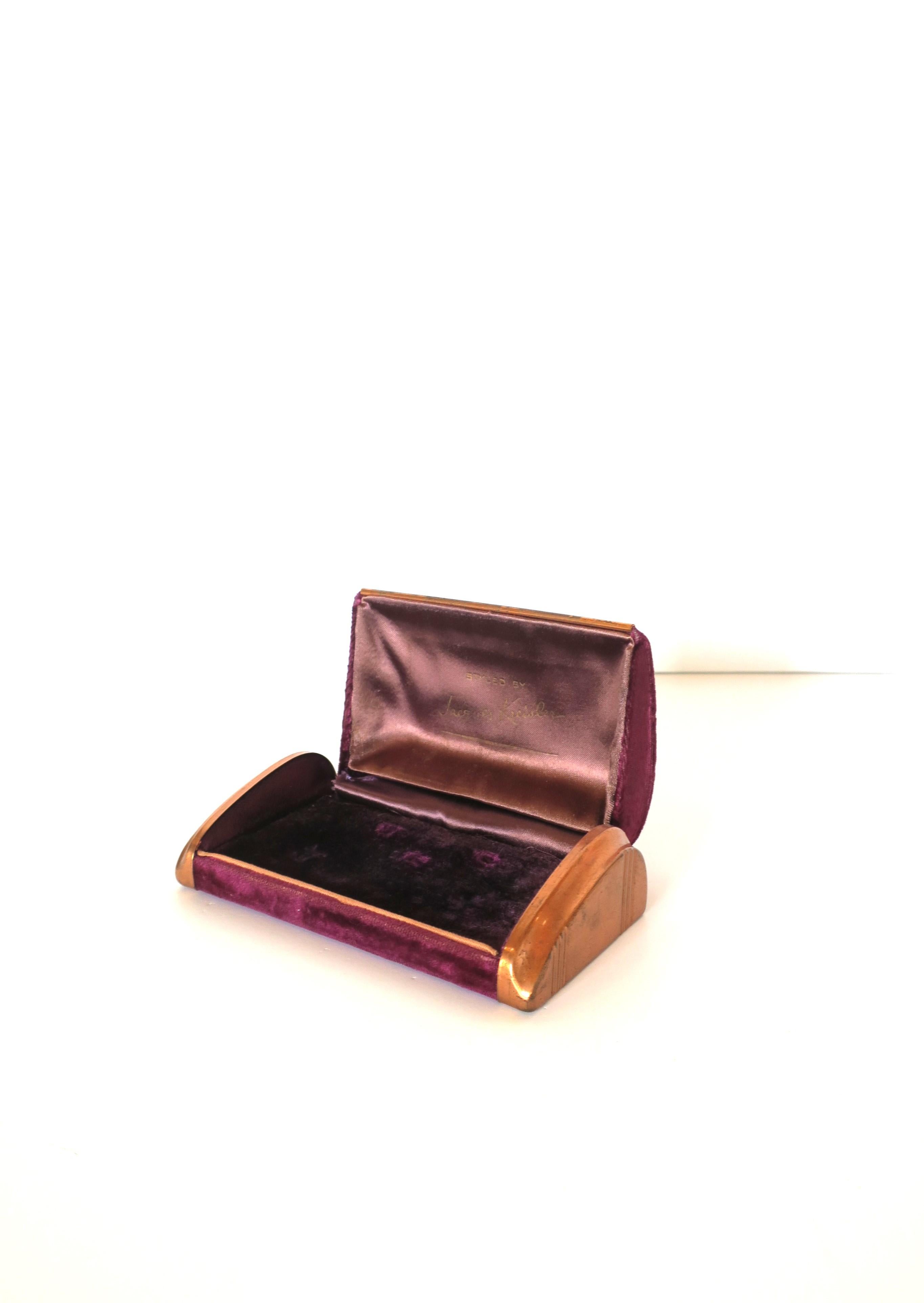 Magnifique boîte à bijoux ancienne de style Art Deco, réalisée par Jacques Kreisler, vers le début du 20e siècle, New York, New York. Boîte de couleur aubergine en velours et satin, finie avec des côtés en métal cuivré, couvercle à