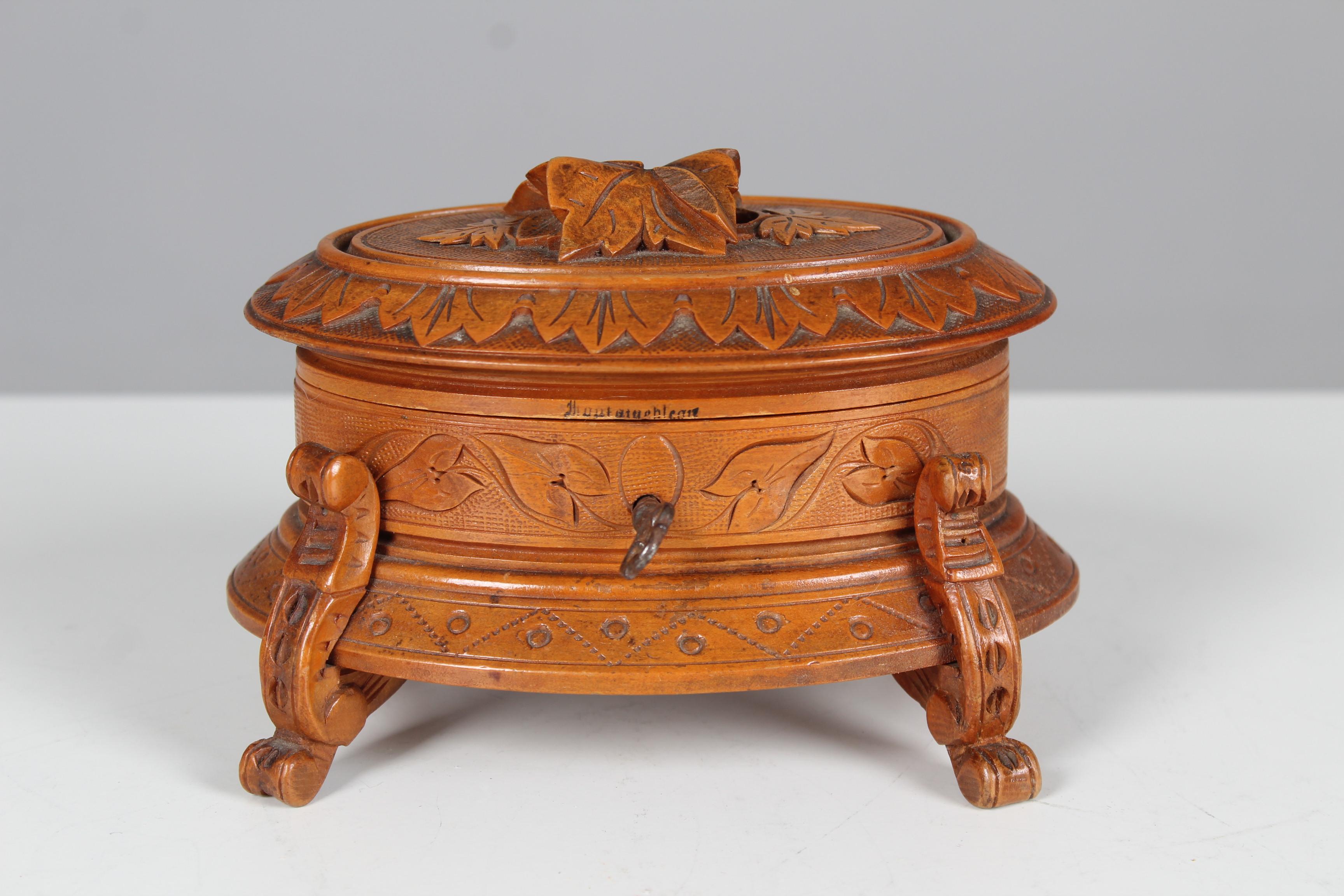 Beautifully carved wooden casket. Interior lined with dark blue velvet.
On the lid are carved oak leaves.
Two handwritten markings 