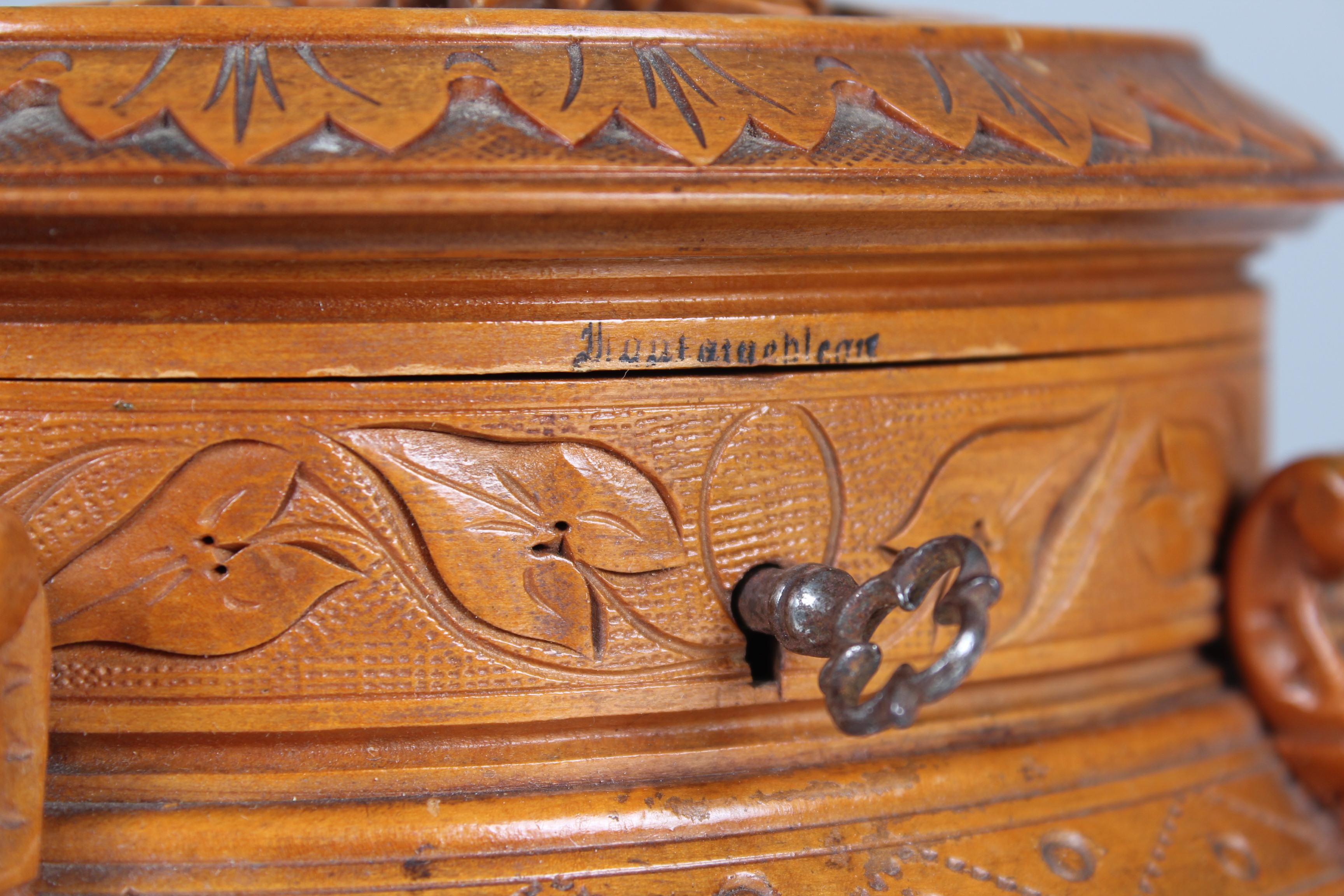 Antique Jewelry Box, Carved Wood, Fontainebleau, France, circa 1910 In Good Condition In Greven, DE