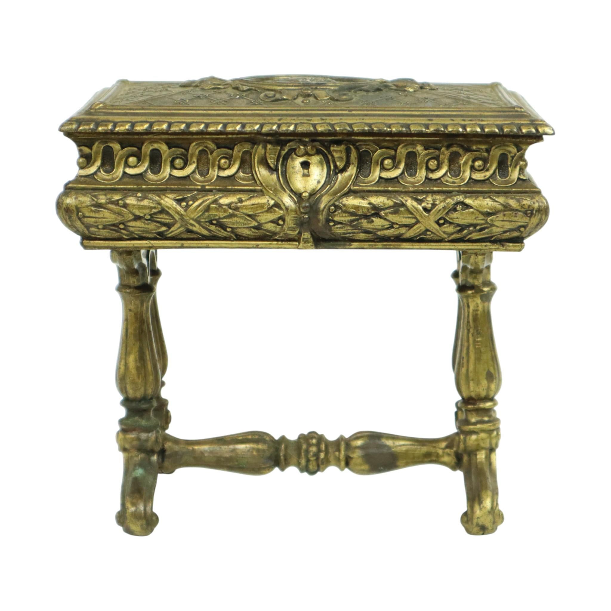 Eine schöne, antike französische Schmuckschatulle, sehr schwer, aus patiniertem, verkupfertem Metall, in Form eines Tisches, mit einem Scharnierdeckel und einem zentralen Medaillon, das eine weibliche Figur im griechischen Stil darstellt. Auf der