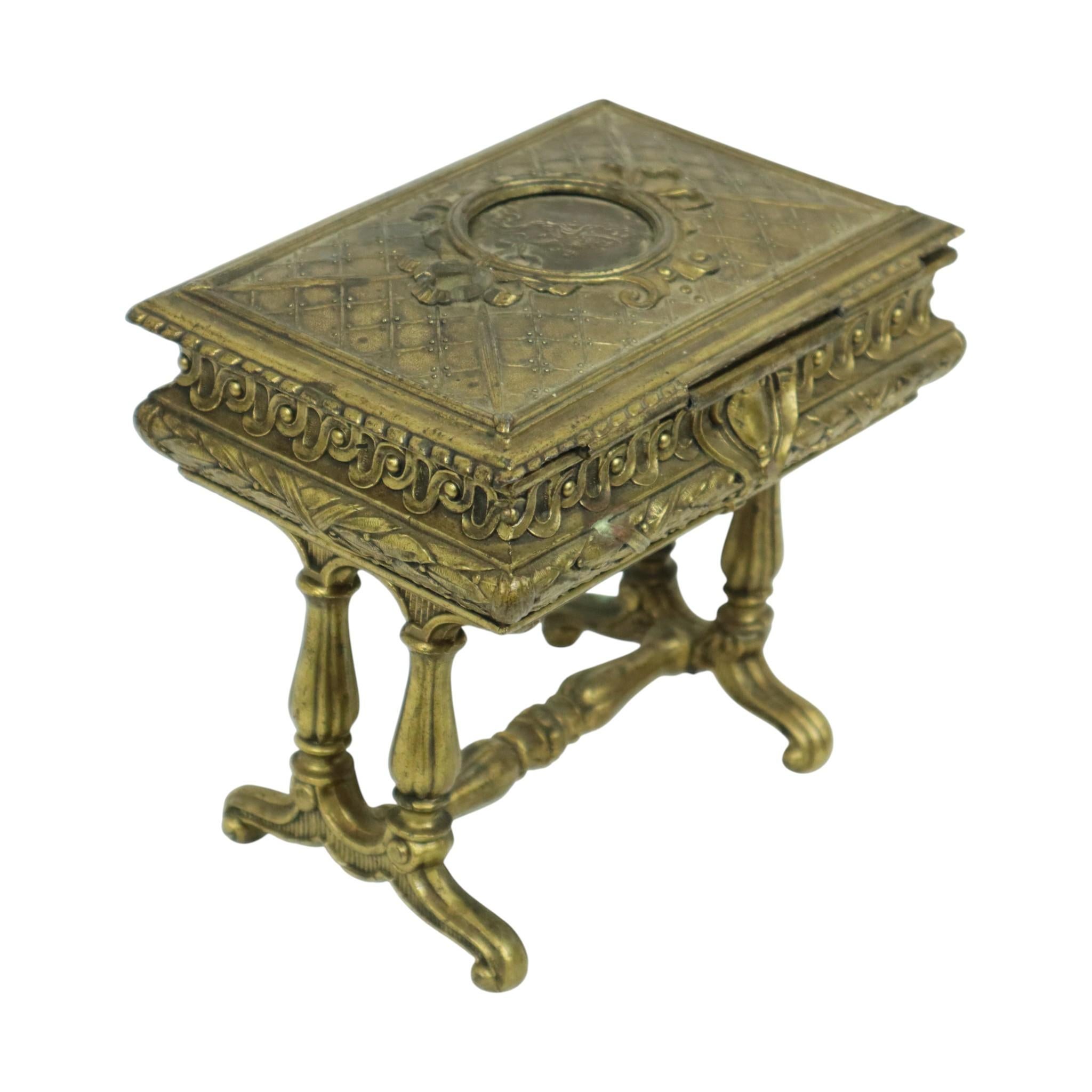 Antikes Schmuckkästchen Jewels Bronze Farbiges Metall Frankreich im Angebot 1