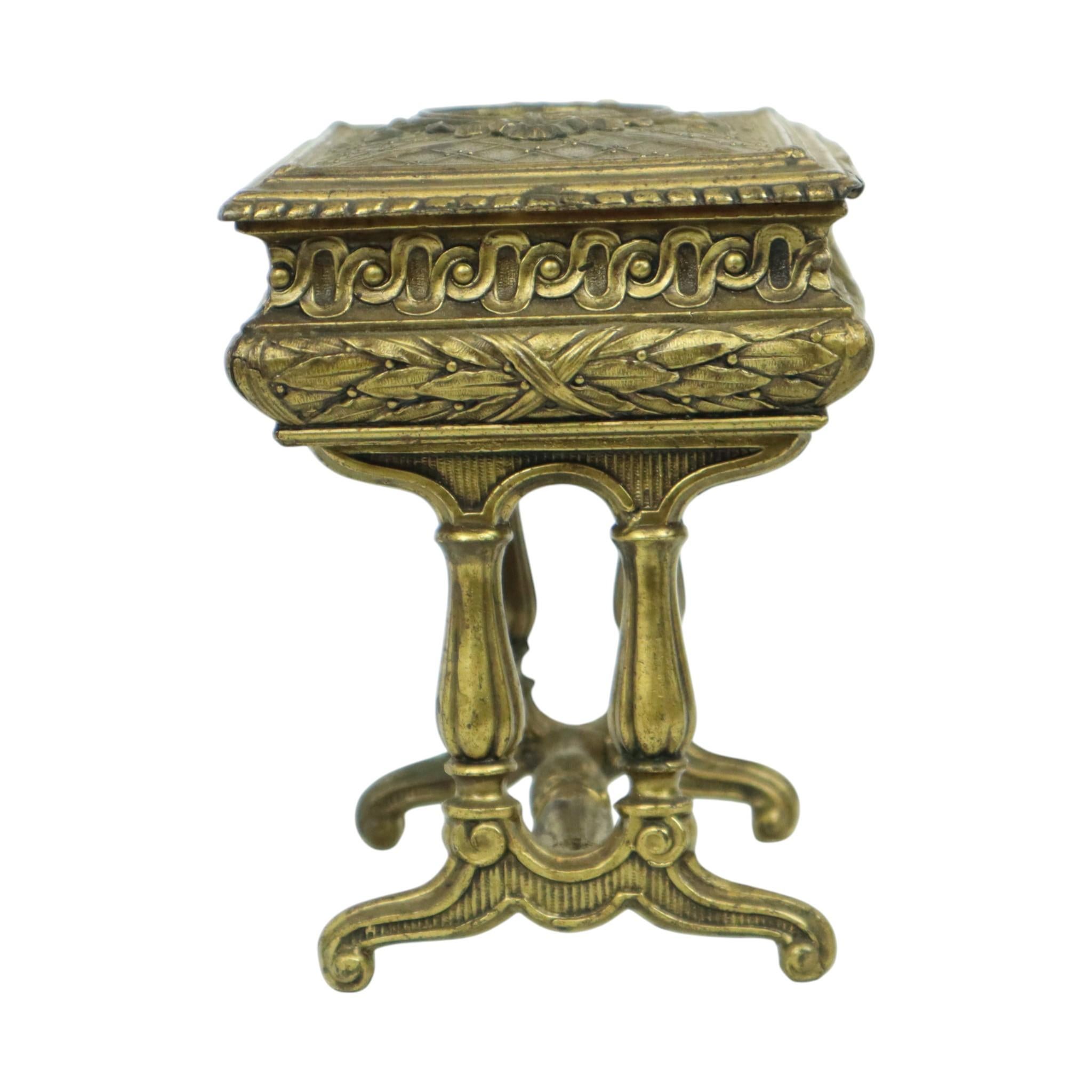 Antikes Schmuckkästchen Jewels Bronze Farbiges Metall Frankreich im Angebot 2