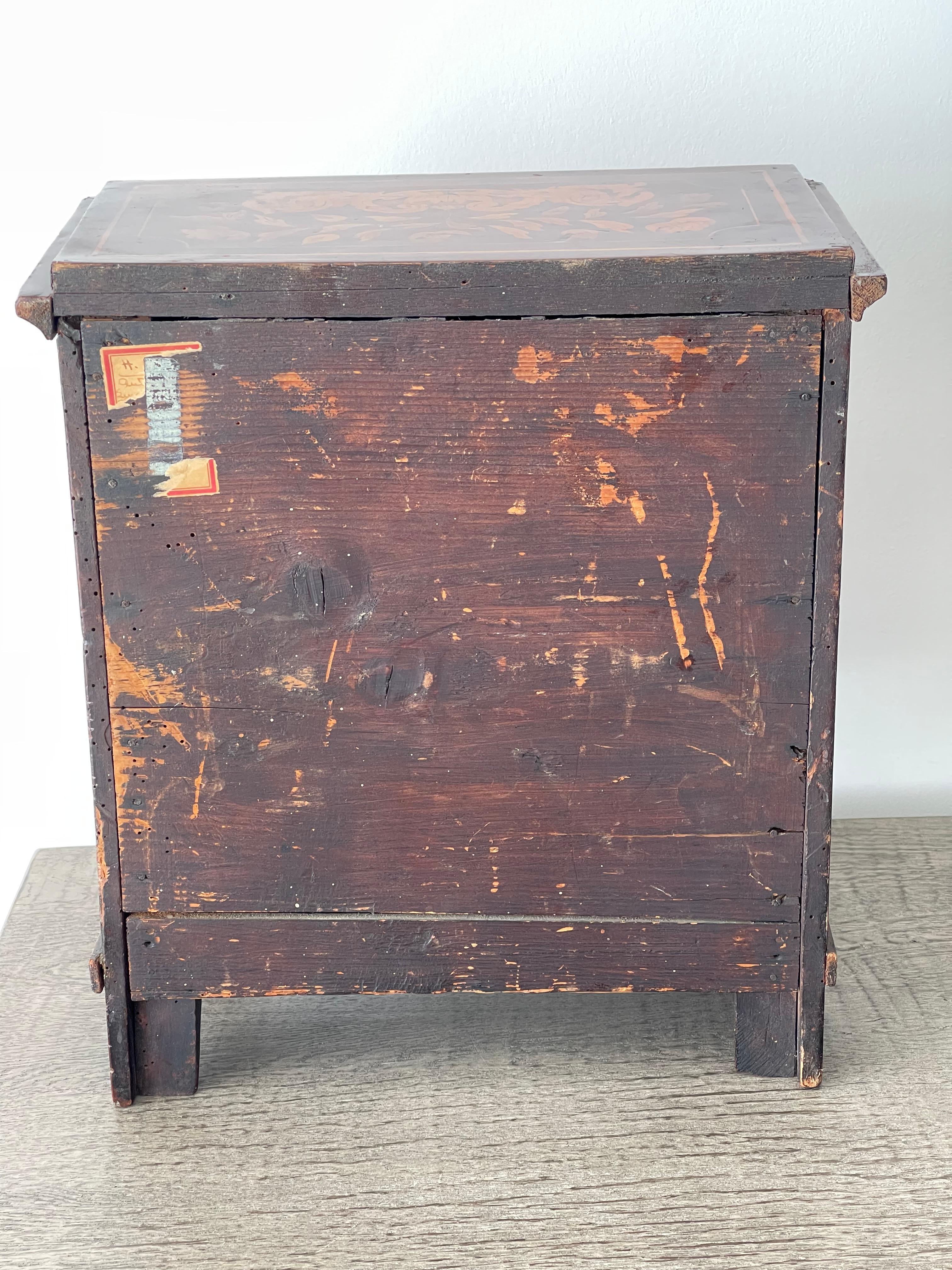 Joyero Antiguo Arcón Miniatura con Incrustaciones en venta 7