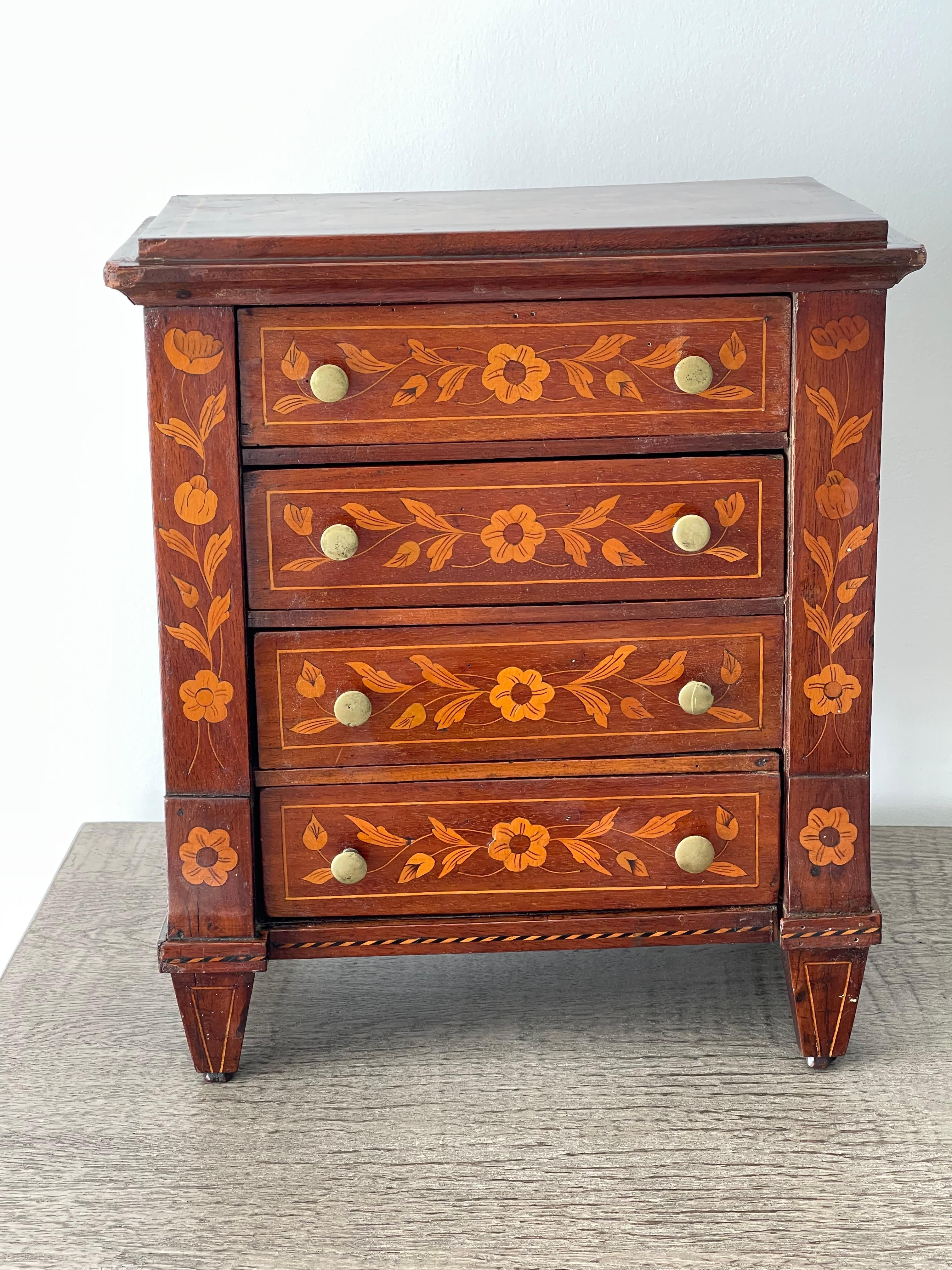 Joyero Antiguo Arcón Miniatura con Incrustaciones en Bueno estado para la venta en Boca Raton, FL
